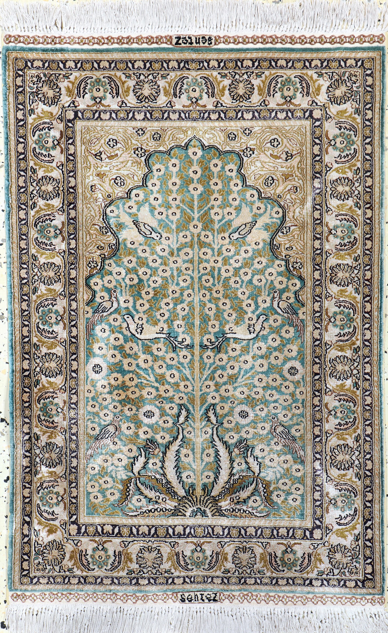 Hereke silk, China, late 20th century, pure natural: Hereke silk, China, late 20th century, pure natural silk, approx. 95 x 64 cm, condition: 1-2 (stain).Rugs, Carpets & Flatweaves