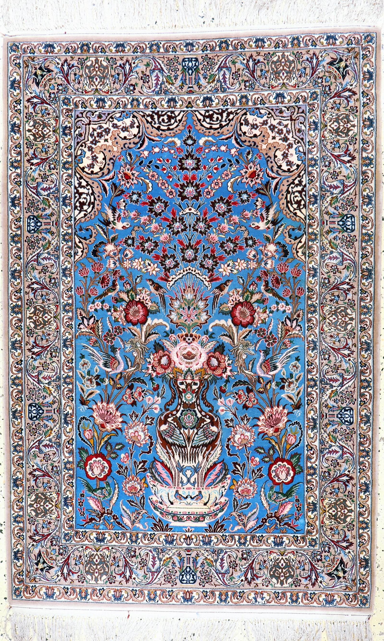 Isfahan fine, Persia, mid-20th century, corkwool on: Isfahan fine, Persia, mid-20th century, corkwool on silk, approx. 170 x 111 cm, approx. 1.0 million kn/sm, moth damage, condition: 2. Rugs, Carpets & Flatweaves