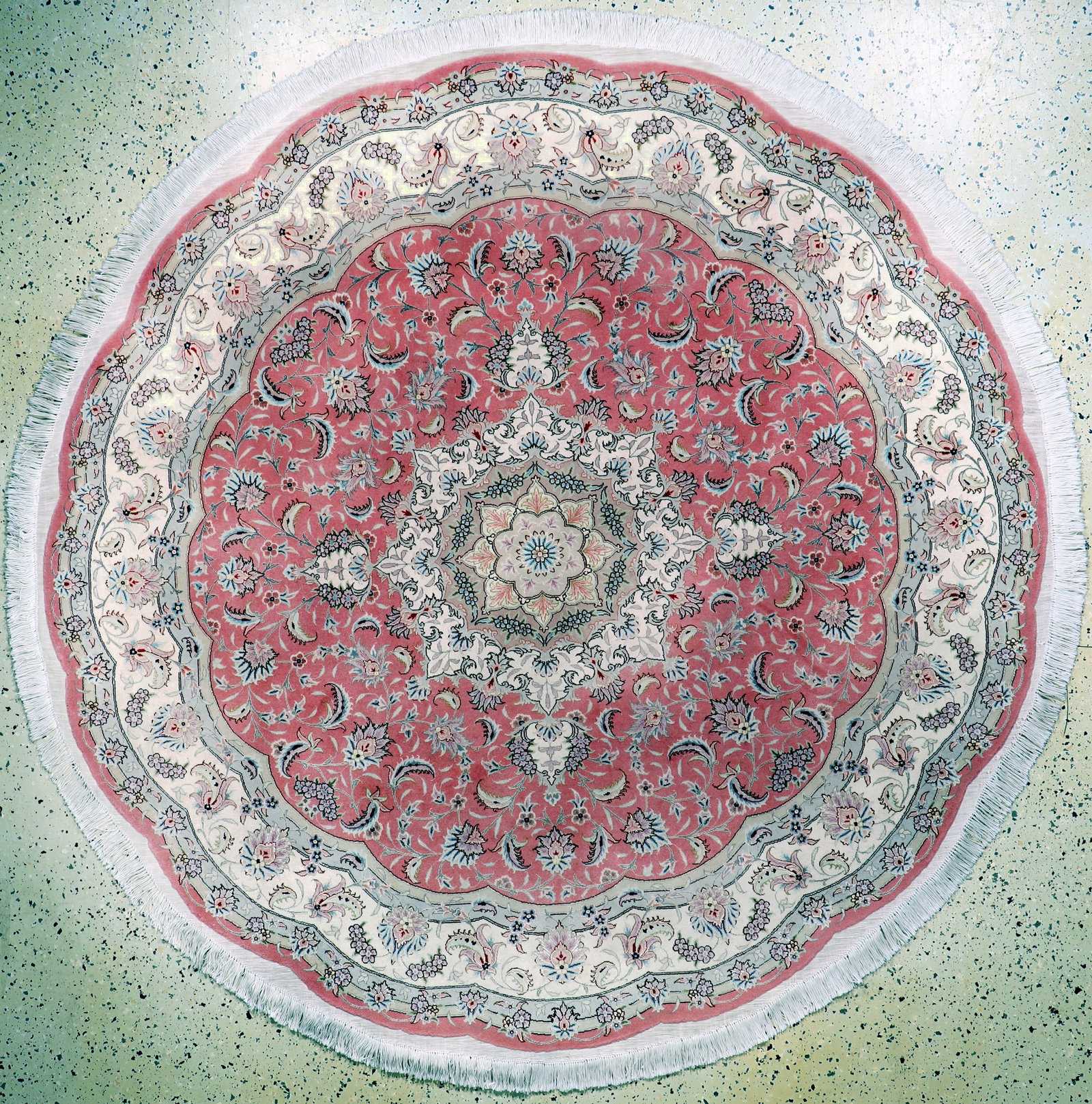 Tabriz fine(50 Raj), Persia, late 20th century: Tabriz fine(50 Raj), Persia, late 20th century, corkwool with silk, diameter: approx.205cm, approx. 500,000 Kn/sm, condition: (almost new). Rugs, Carpets & Flatweaves
