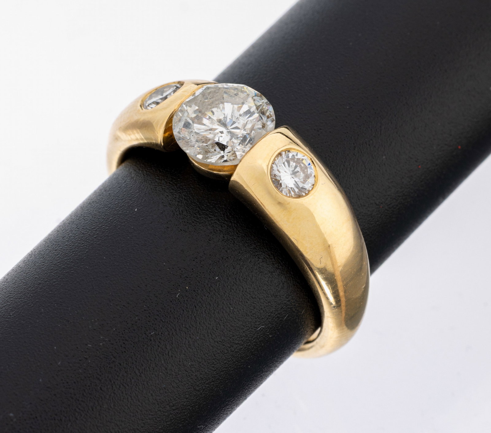 18 kt gold diamond-ring: 18 kt gold diamond-ring , YG 750/000, heavy solid implementation, centered modified brilliant approx. 2.02 ct (engraved) Wesselton/p2, 2 brilliants total approx. 0.43 ct (engraved) Wesselton/si, rings
