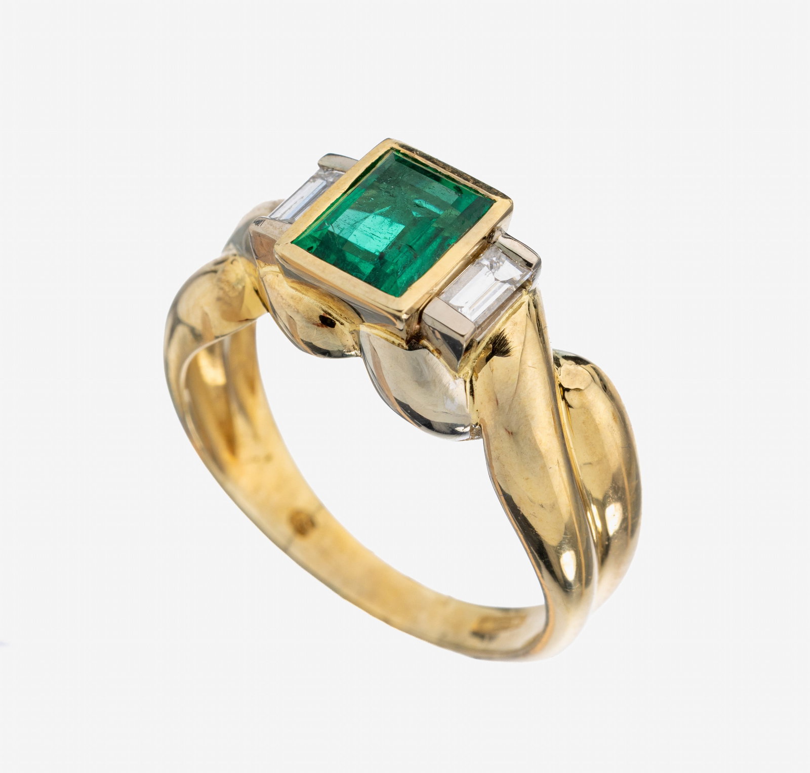 18 kt gold emerald-diamond-ring: 18 kt gold emerald-diamond-ring , YG/WG 750/000, costum made by a renowned goldsmith from Idar-Oberstein, Colombian emerald approx.1.11 ct, 2 in WG set diamond baguettes total approx. 0.10 ct Top Wess