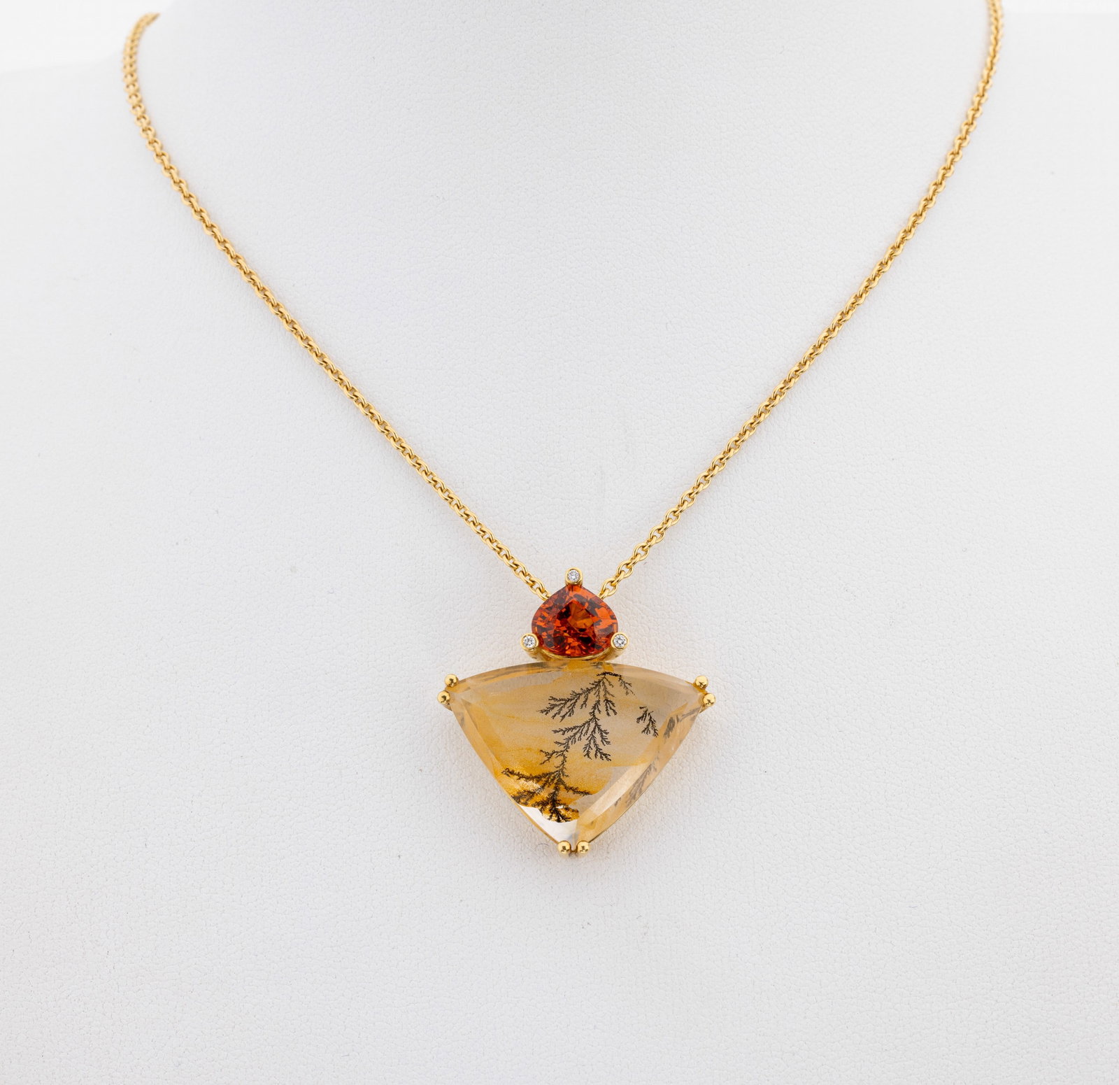 18 kt gold dendriteagate-mandarinegarnet - brilliant-pendant: 18 kt gold dendriteagate-mandarinegarnet - brilliant-pendant , YG 750/000, costum made of a renowned goldsmith from Idar -Oberstein, dendriteagate-triangle approx. 14.34 ct, bevelled mandarinegarnet a