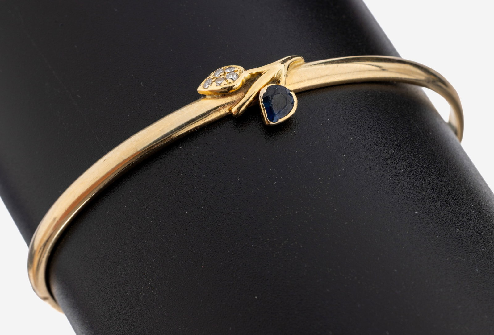 14 kt gold sapphire-brilliant-bangle (1 of 1)