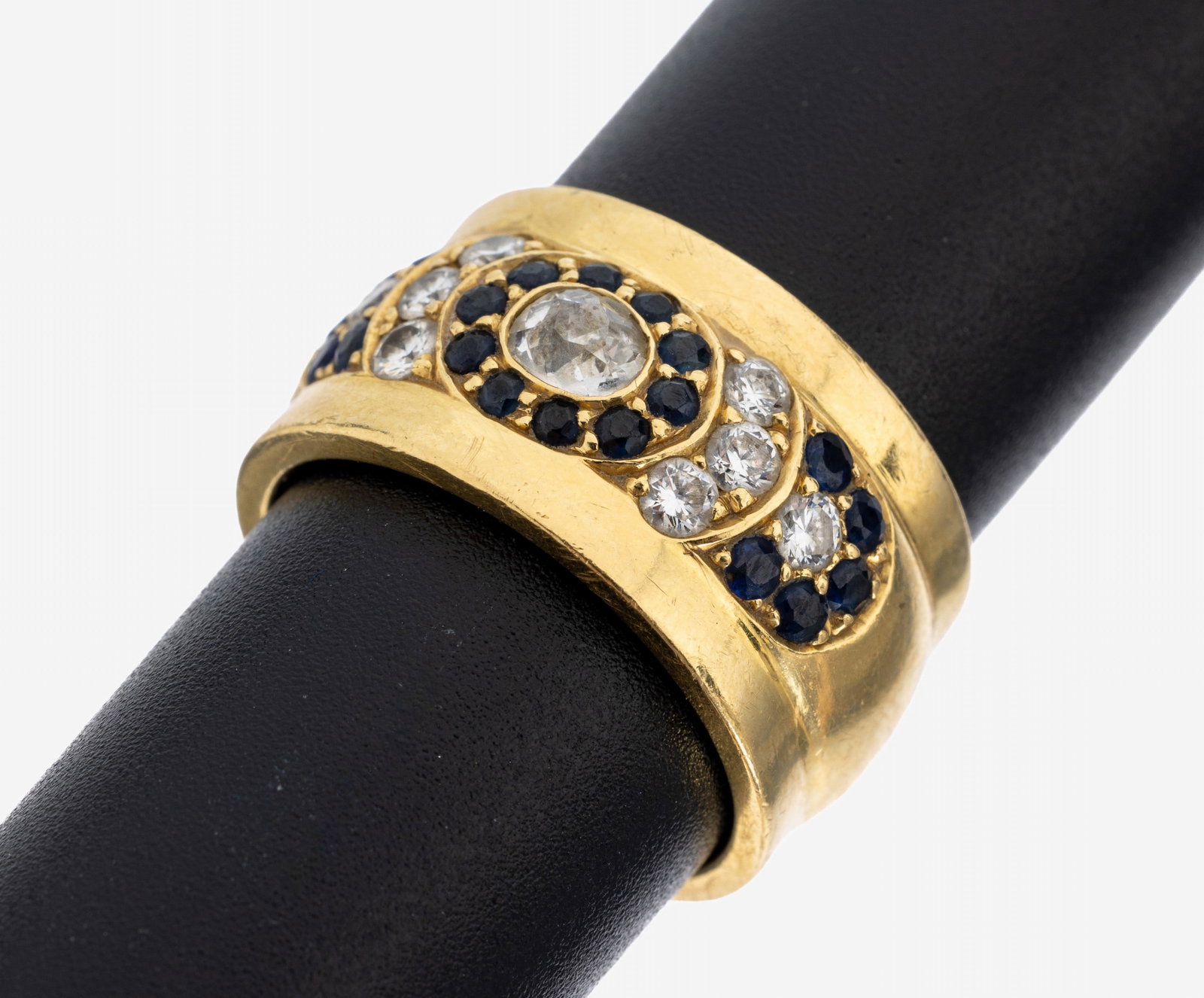 18 kt gold sapphire-diamond-ring: 18 kt gold sapphire-diamond-ring , YG 750/000, 20 round bevelled sapphires total approx. 0.30 ct, centered oval diamond approx.0.25 ct Wesselton/si, 8 brilliants total approx. 0.30 ct Wesselton/si, ri