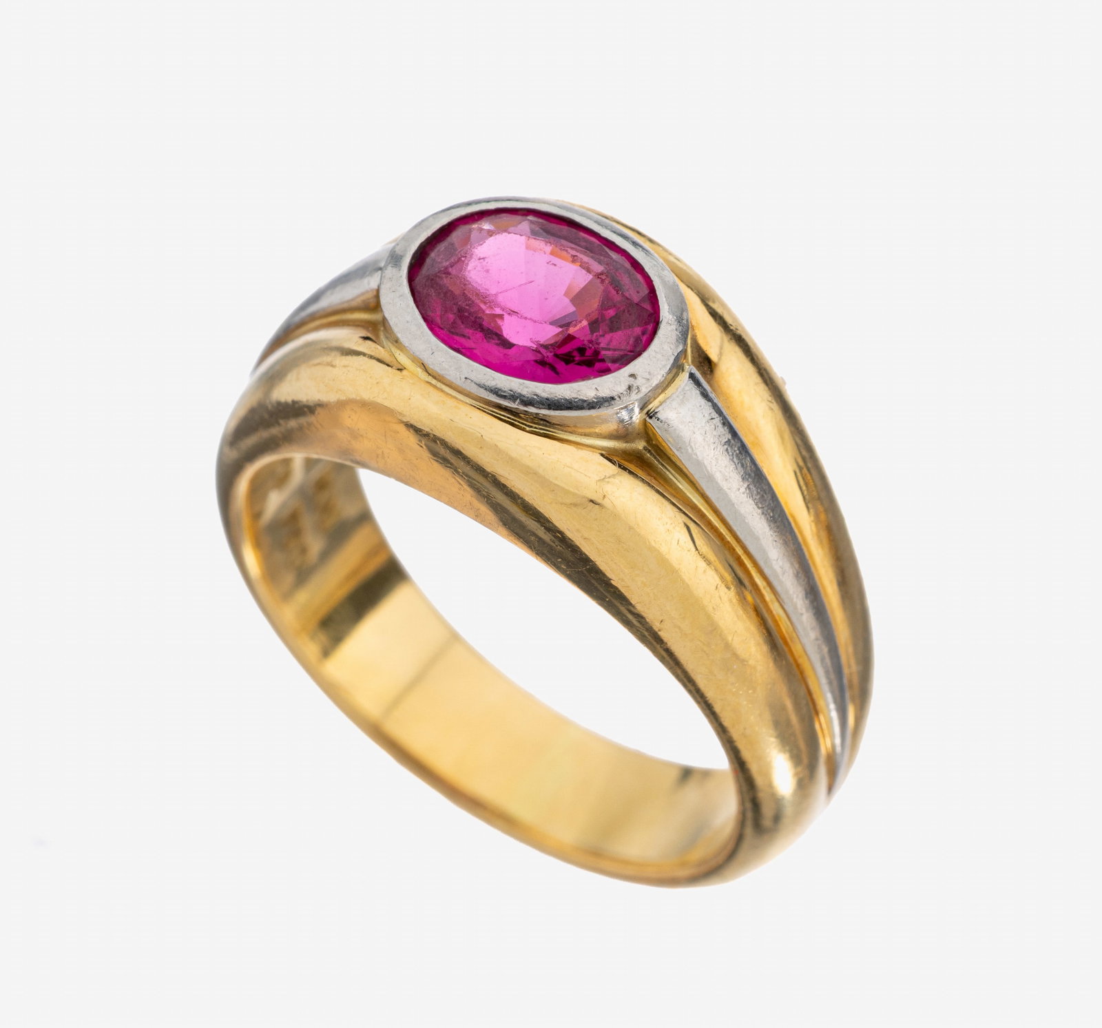 18 kt gold and platinum spinel-ring: 18 kt gold and platinum spinel-ring , YG 750/000 and Pt 950/000, unpretentious design, in platinum set oval bevelled pinkcoloured spinel approx. 1.0 ct, ringsize 53, approx. 11.9 g, manufacturer's bra