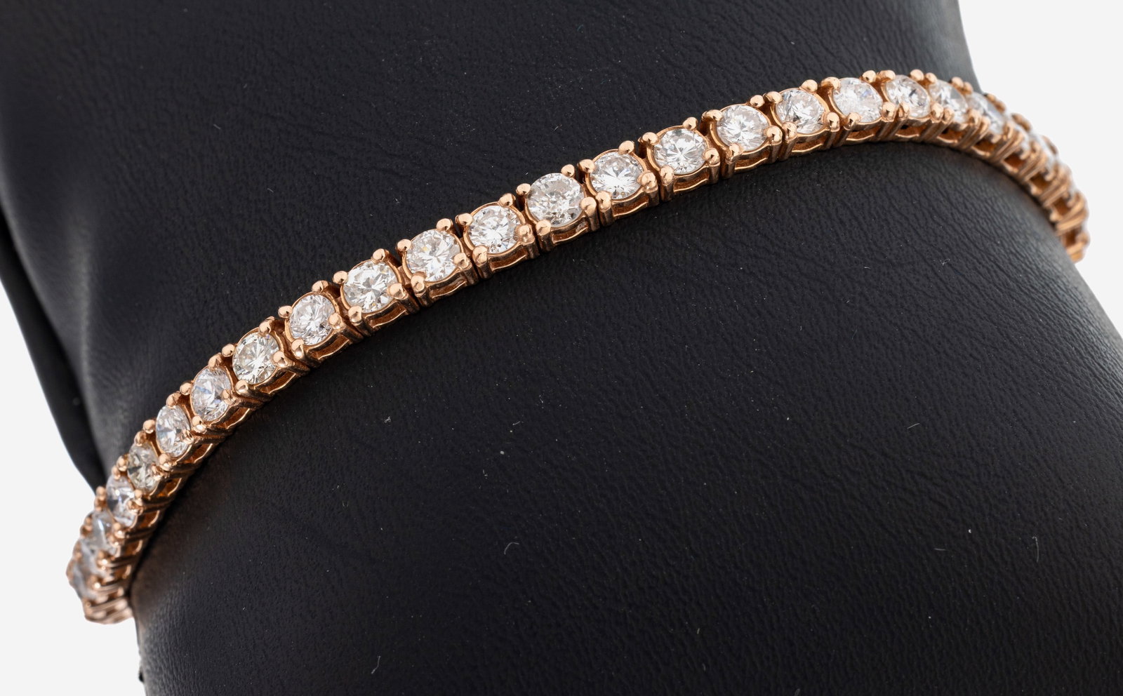 14 kt gold brilliant-rivierebracelet: 14 kt gold brilliant-rivierebracelet , RG 585/000, 45 brilliants total approx. 6.0 ct Wesselton-Top Cape/si-p, l. approx. 18 cm, case lock with 2 safety eights, approx. 11.3 g