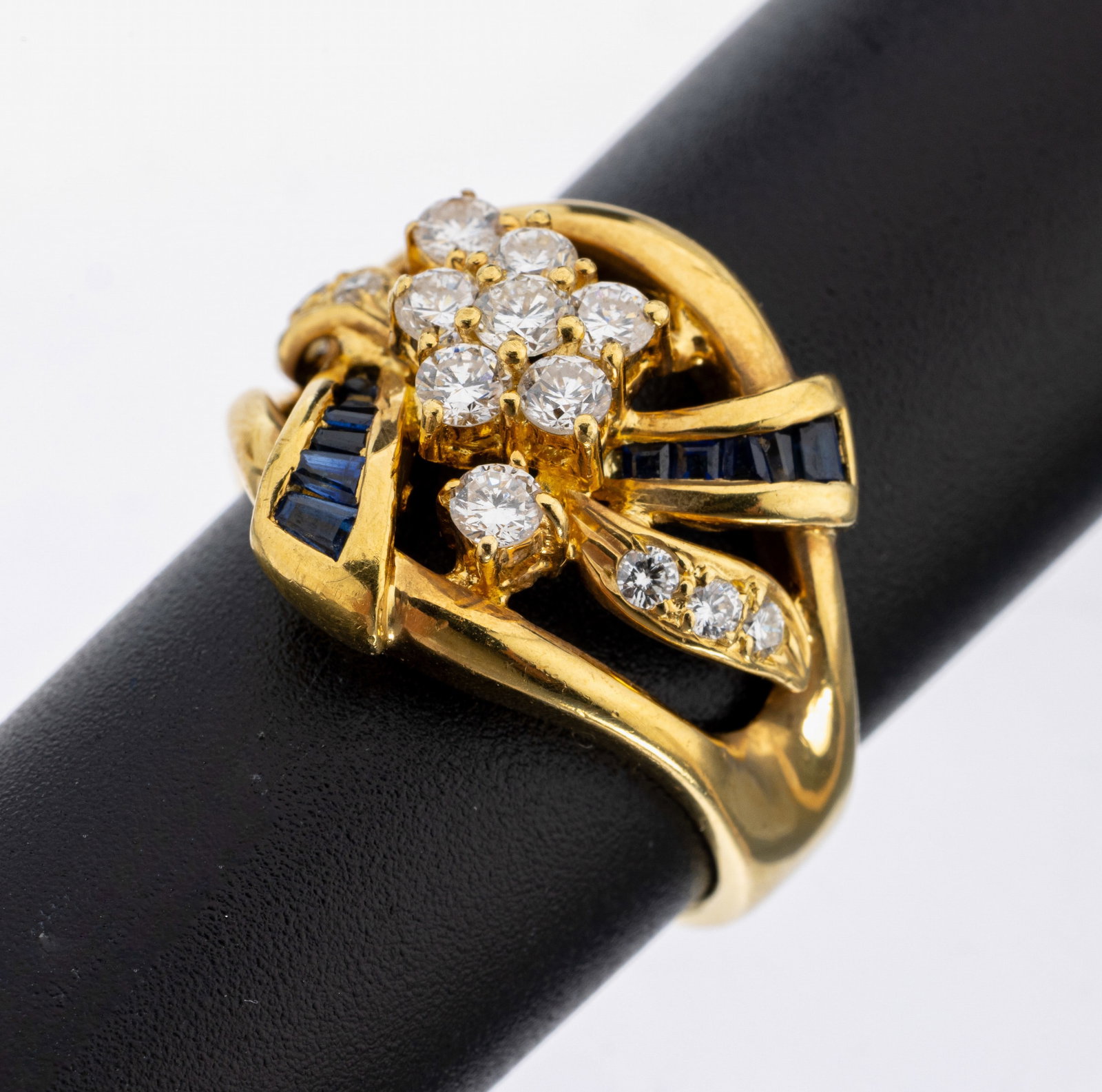 18 kt gold brilliant-sapphire-ring: 18 kt gold brilliant-sapphire-ring , YG 750/000, abstract design, 14 brilliants total approx. 0.44 ct Wesselton/si, 11 sapphire- trapezia and squares total approx. 0.08 ct, ringsize 52, approx. 8.8 g