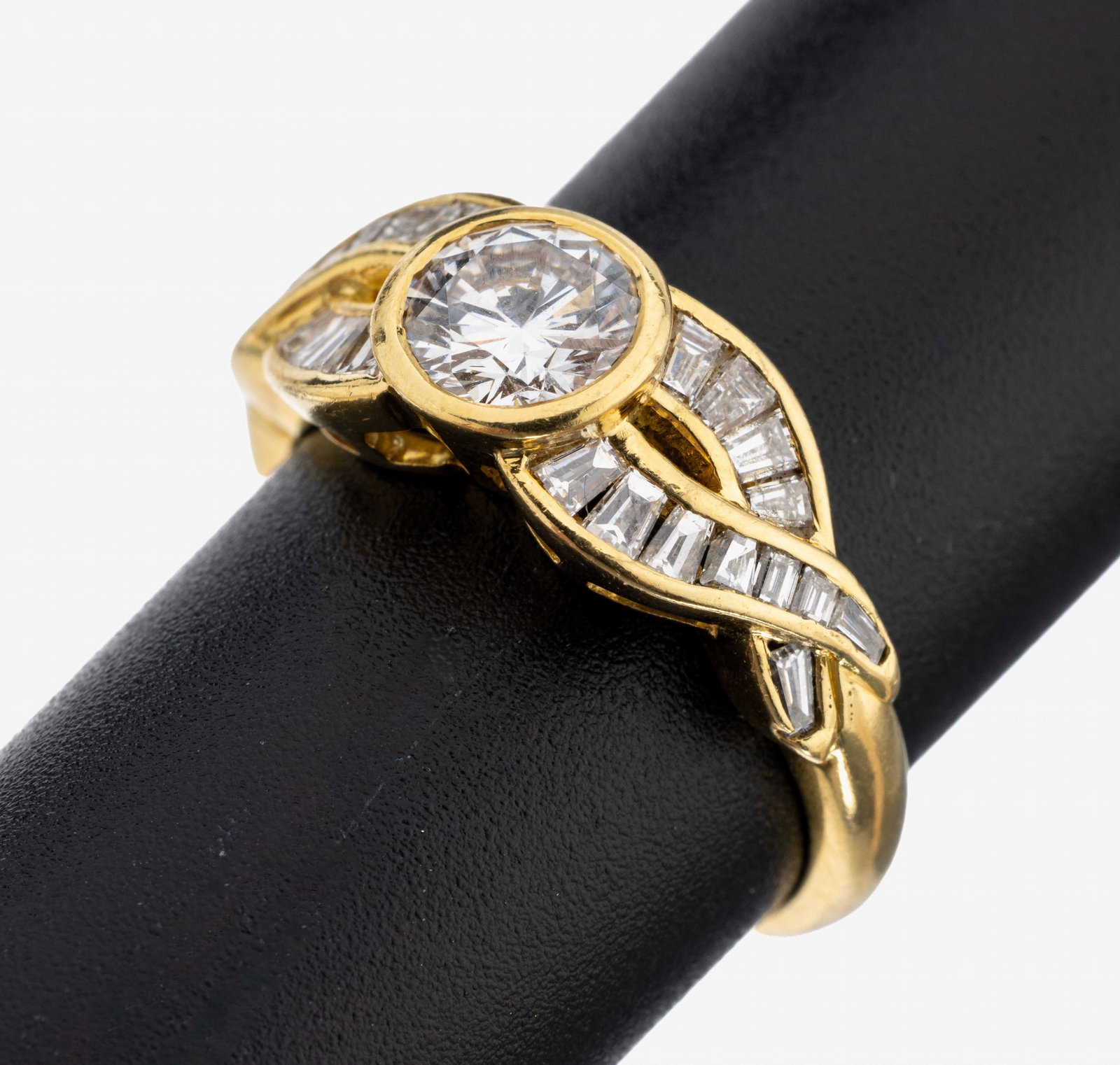 18 kt gold diamond-ring: 18 kt gold diamond-ring , YG 750/000, centered brilliant approx. 0.80 ct Top Wesselton/si, diamond trapezia and baguettes total approx. 0.70 ct Top Wesselton- Wesselton/vs-si, ringsize 51, approx. 4.7