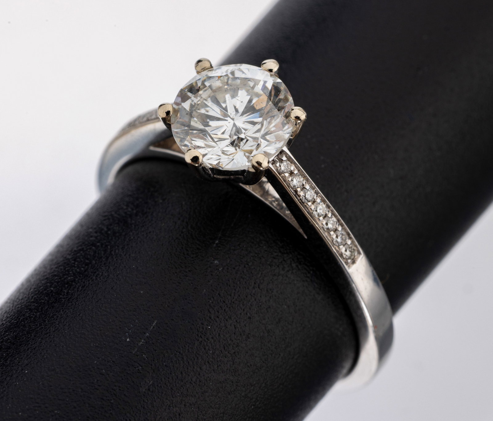 18 kt gold brilliant-ring: 18 kt gold brilliant-ring , WG 750/000, centered brilliant approx. 1.36 ct Crystal/p, ring shoulders with 14 brilliants total approx. 0.06 ct (engraved) Wesselton/si, ringsize 57, approx. 3.3 g