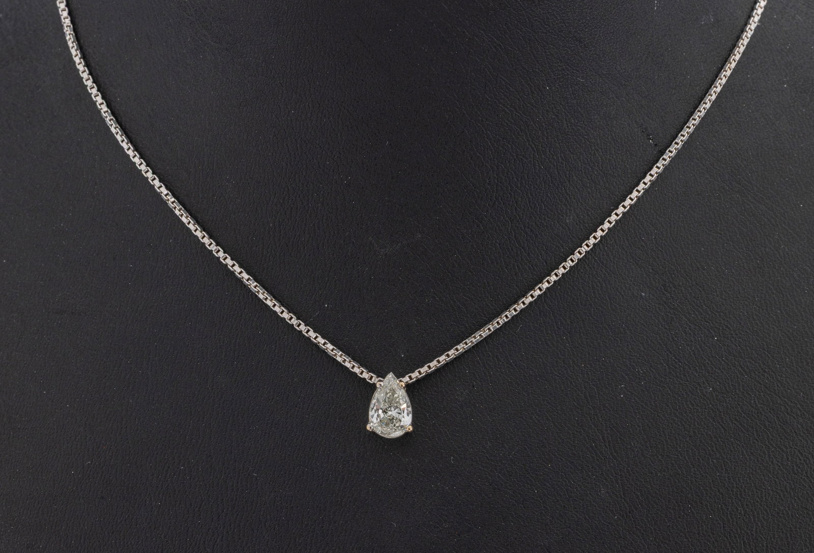 18 kt gold diamond-pendant: 18 kt gold diamond-pendant , WG 750/000, diamondpear approx. 1.03 ct (engraved) Wesselton/si, with chain, WG 585/000, l. approx. 45.5 respectively 50.5 cm, bolt ring clasp, approx. 6.2 g
