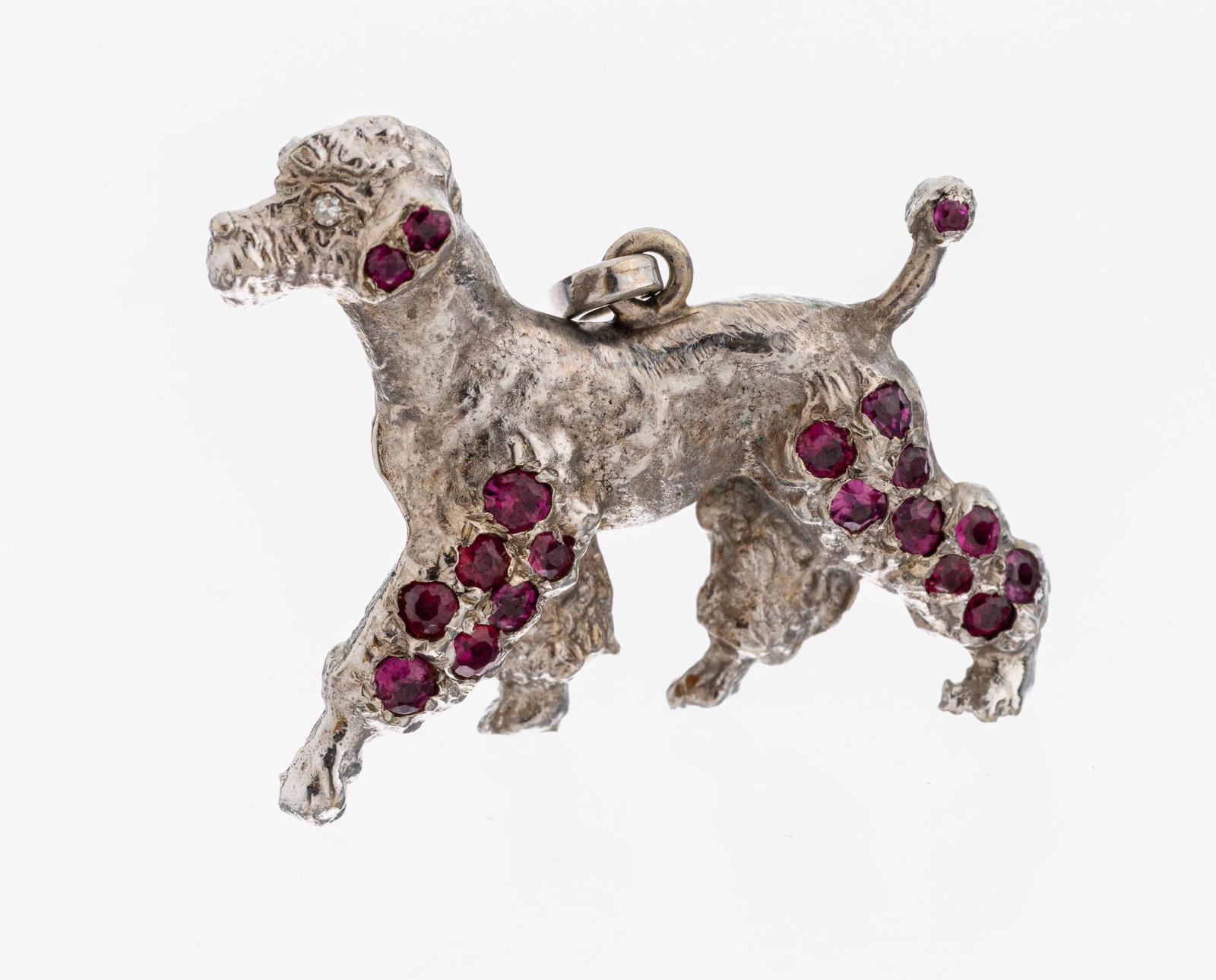 14 kt gold ruby-diamond-pendant: 14 kt gold ruby-diamond-pendant , WG 585/000tested, vividly presentation of a Royal Poodle, 38 round bevelled rubies total approx.1.20 ct, eyes 2 8/8-diamonds total approx. 0.01 ct Wesselton/si, appro