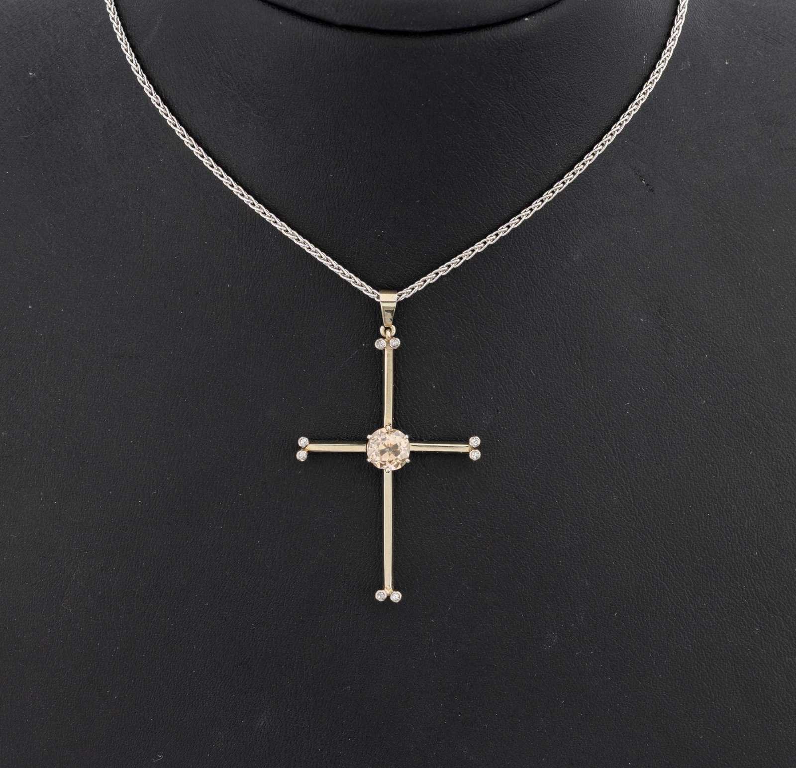 18 kt gold diamond-crosspendant: 18 kt gold diamond-crosspendant , WG/YG 750/000, unpretentious cross with old cut diamond approx. 1.0 ct Cognac/p 1, 8 brilliants total approx. 0.04 ct Wesselton/p, with chain l. approx. 50 cm, bolt r