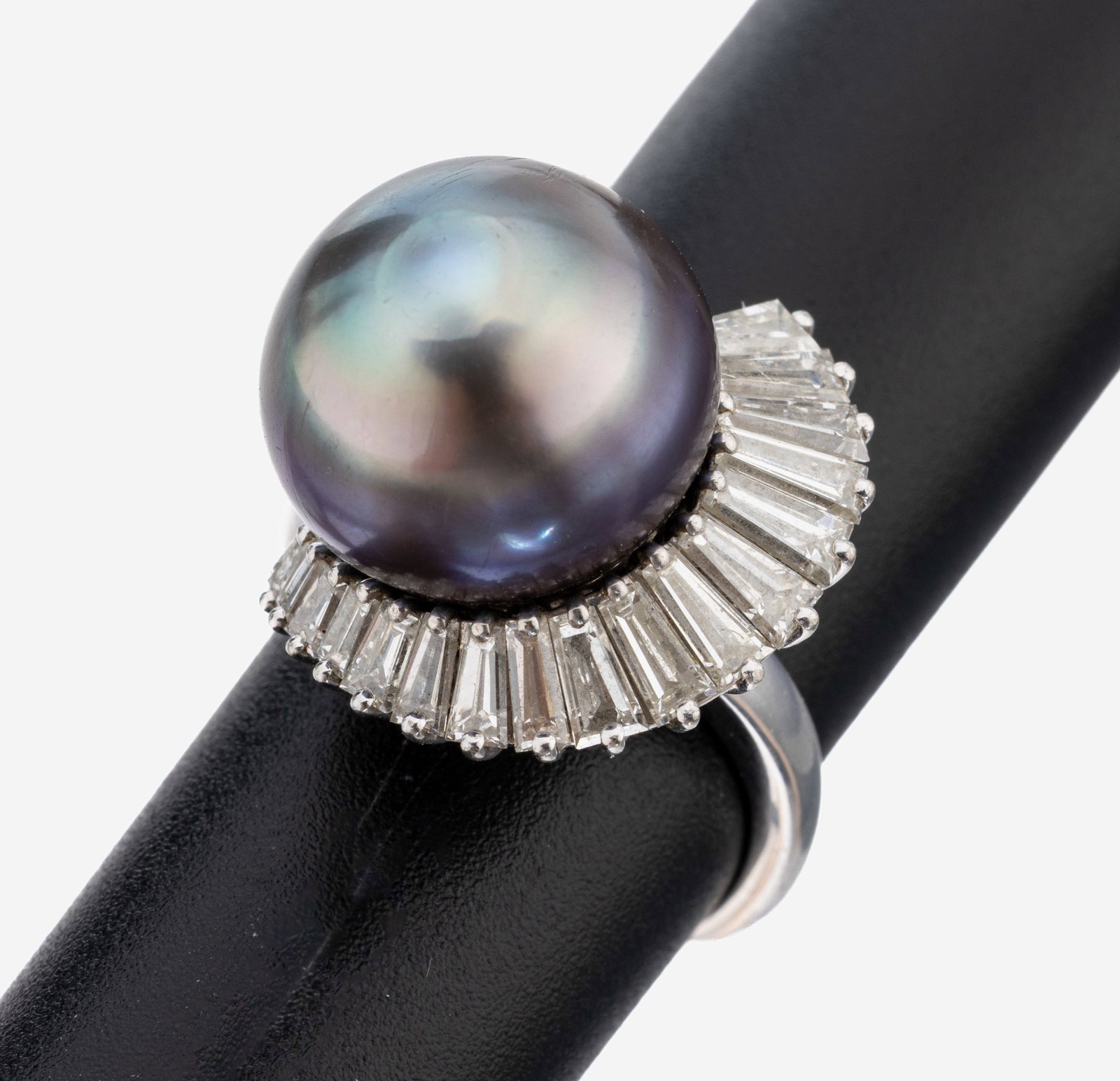 18 kt gold pearl-diamond-ring: 18 kt gold pearl-diamond-ring , WG 750/000, cultured tahitian pearl, diam. approx. 13.8 mm, 17 diamond trapezia total approx. 2.0 ct Wesselton/si, ringsize 52, approx. 10.2 g