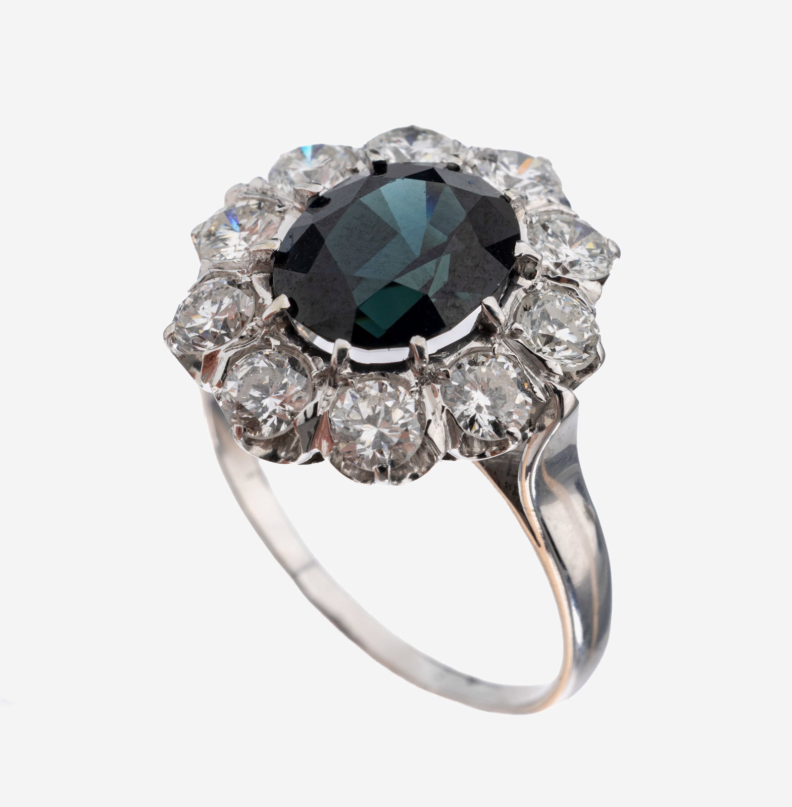 18 kt gold sapphire-brilliant-ring: 18 kt gold sapphire-brilliant-ring , WG 750/000, centered oval bevelled sapphire approx. 2.50 ct, 10 brilliants total approx. 2.50 ct Wesselton/si, ringsize 58, approx. 5.8g