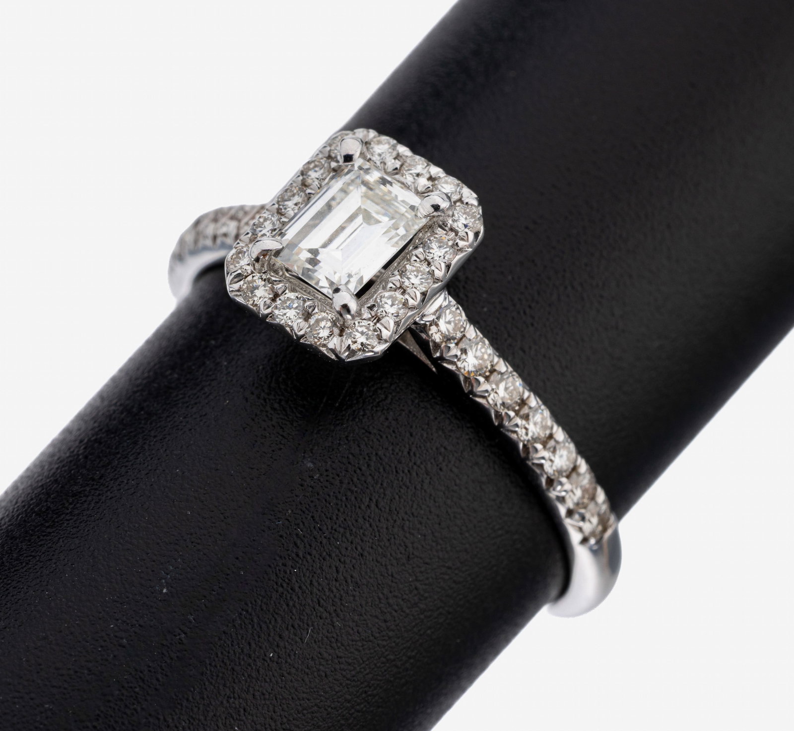 18 kt gold diamond-ring: 18 kt gold diamond-ring , WG 750/000, centered diamond in emerald cut approx. 0.52 ct Top Wesselton/vs, brilliants total approx. 0.38 ct Top Wesselton-Wesselton/vs-si, ringsize 57, approx. 2.8 g