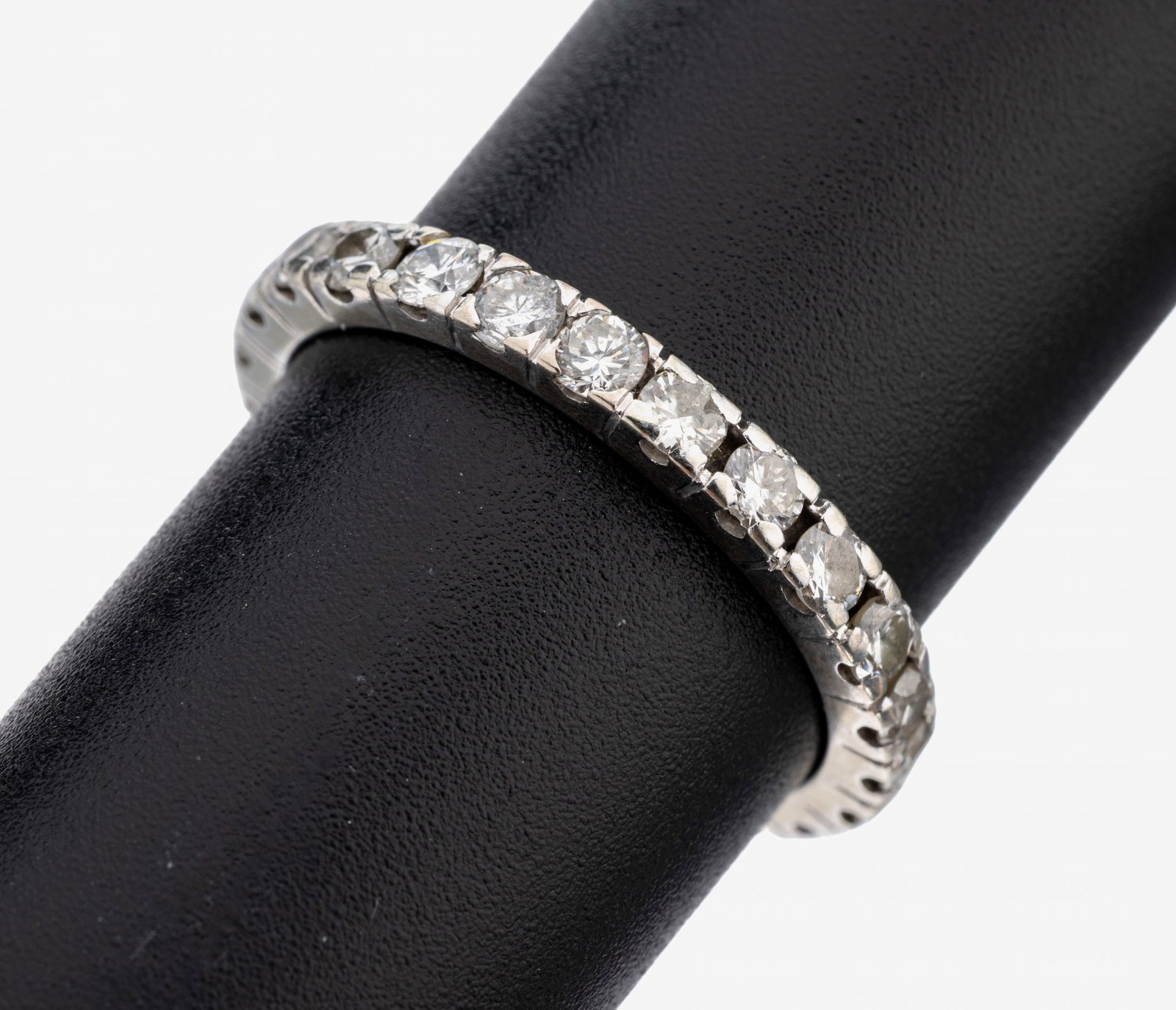 14 kt gold brilliant-memoryring: 14 kt gold brilliant-memoryring , WG 585/000, 24 brilliants total approx. 1.20 ct Top Wesselton-Wesselton/si, ringsize 58, approx. 2.5 g
