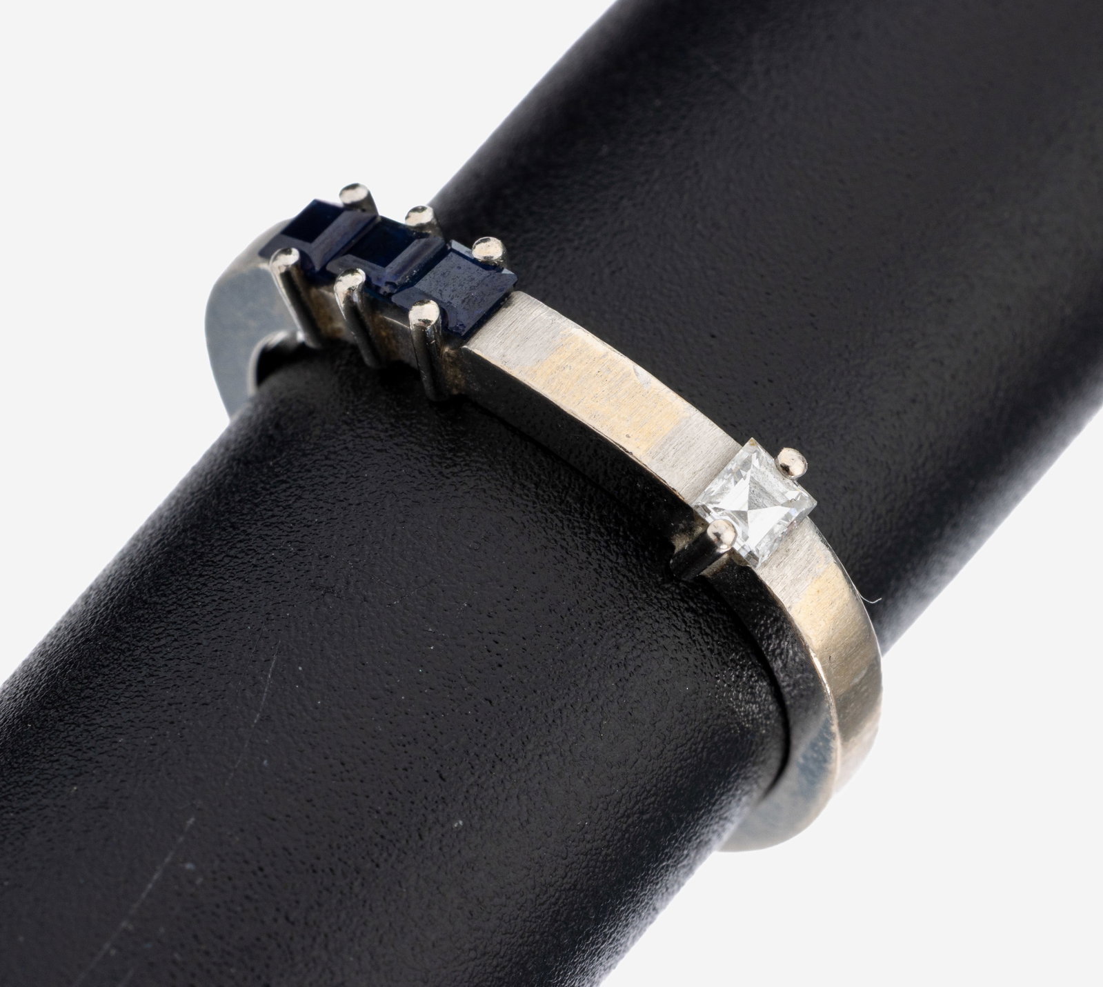 Platinum diamond-sapphire-ring: Platinum diamond-sapphire-ring , Pt 950/000,1 diamond-square approx. 0.12 ct Wesselton/si,3 sapphire-squares total approx. 0.15 ct, ringsize 55, approx. 5.1 g