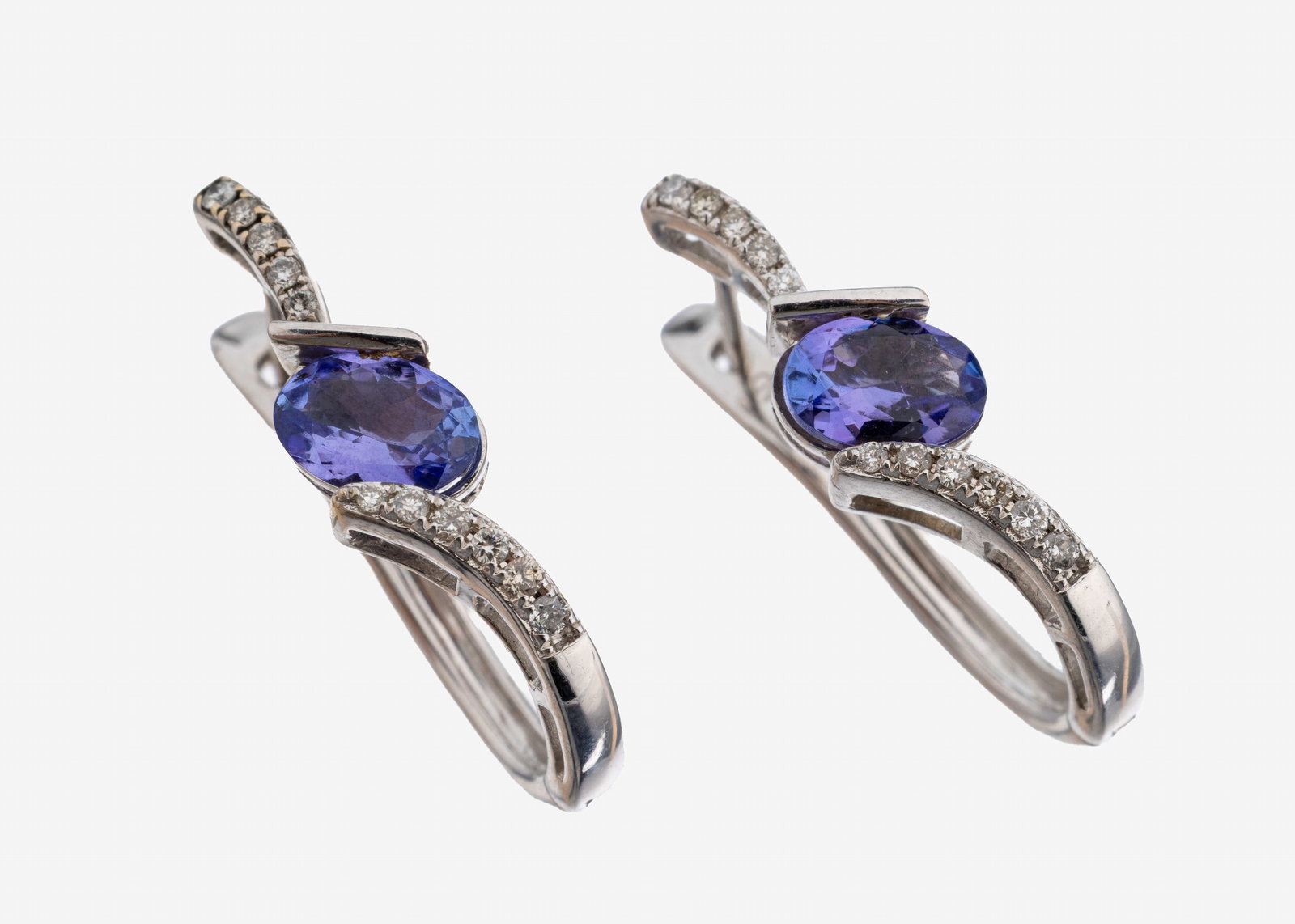 Pair of 18 kt gold tanzanite-brilliant- earrings: Pair of 18 kt gold tanzanite-brilliant- earrings , WG 750/000, 2 oval bevelled tanzanites total approx. 1.20 ct, 22 brilliants total approx. 0.25 ct Wesselton/si,approx. 5.1 g
