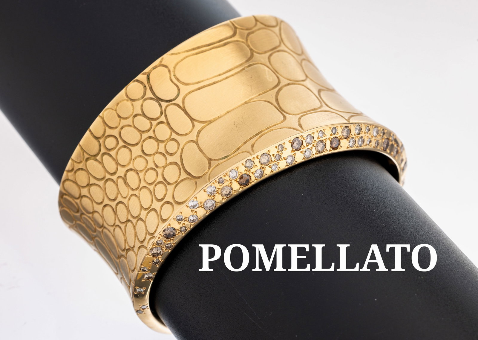 18 kt gold POMELLATO brilliant-bangle: 18 kt gold POMELLATO brilliant-bangle , PinkGold 750/000, model COCCO, surface with look in crocodile leather effect, upper edge with 53 brilliants total approx. 1.77 ct Wesselton-Brown/vs-si, diam. a