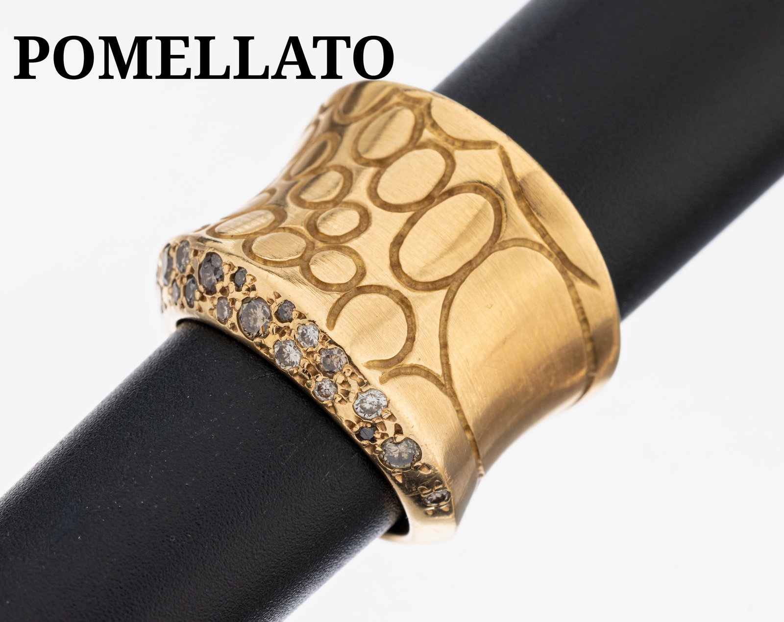 18 kt gold POMELLATO brilliant-ring: 18 kt gold POMELLATO brilliant-ring , PinkGold 750/000, model COCCO, surface with look in crocodile leather effect, upper edge with 30 brilliants total approx. 0.90 ct Wesselton-Brown/vs-si, ringsize 