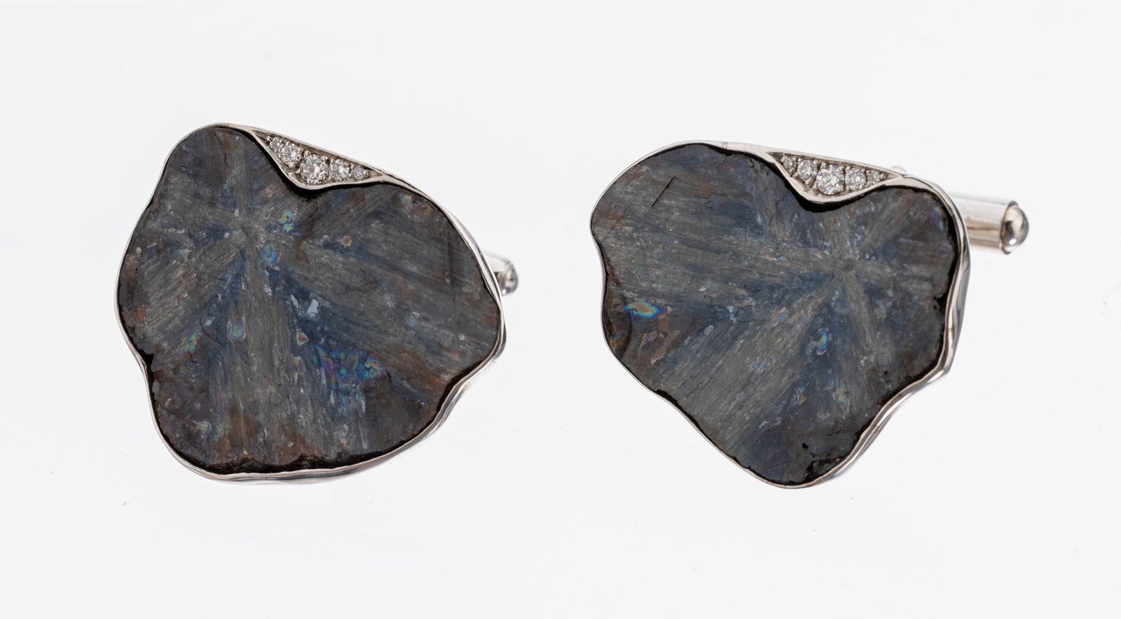 Pair of 18 kt gold sapphire-brilliant-cuff links: Pair of 18 kt gold sapphire-brilliant-cuff links , WG 750/000, costum made by a renowned goldsmith from Idar-Oberstein, star sapphires total approx. 41.43 ct, 10 brilliants total approx. 0.11 ct Top W