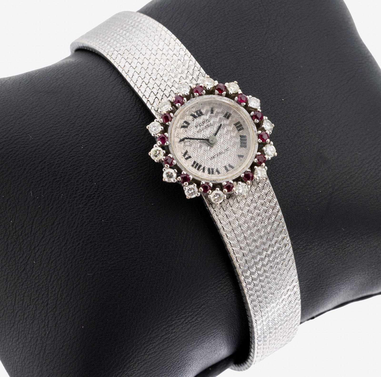 18 kt gold brilliant-ruby-ladies' wristwatch, 1970s: 18 kt gold brilliant-ruby-ladies' wristwatch, 1970s , WG 750/000, guilloched dial with Roman indices, ref. 'Para Klasse' and 'Incabloc', manual winding, function not checked, bezel with 14 brilliants 