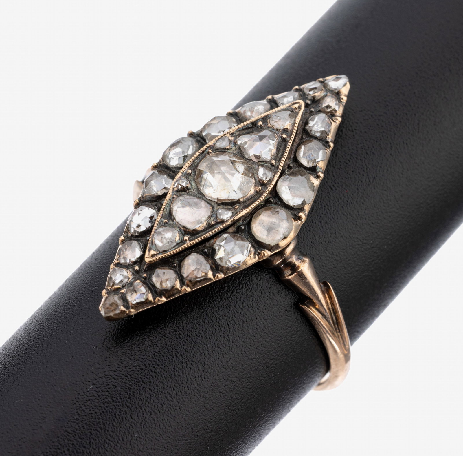 14 kt gold diamond-ring, approx. 1880-90: 14 kt gold diamond-ring, approx. 1880-90 , RG 585/000 tested, so-called Marquise ring, ring head part. silver, 29 diamond roses totalapprox. 1.17 ct, ringsize 62, approx. 4.8 g