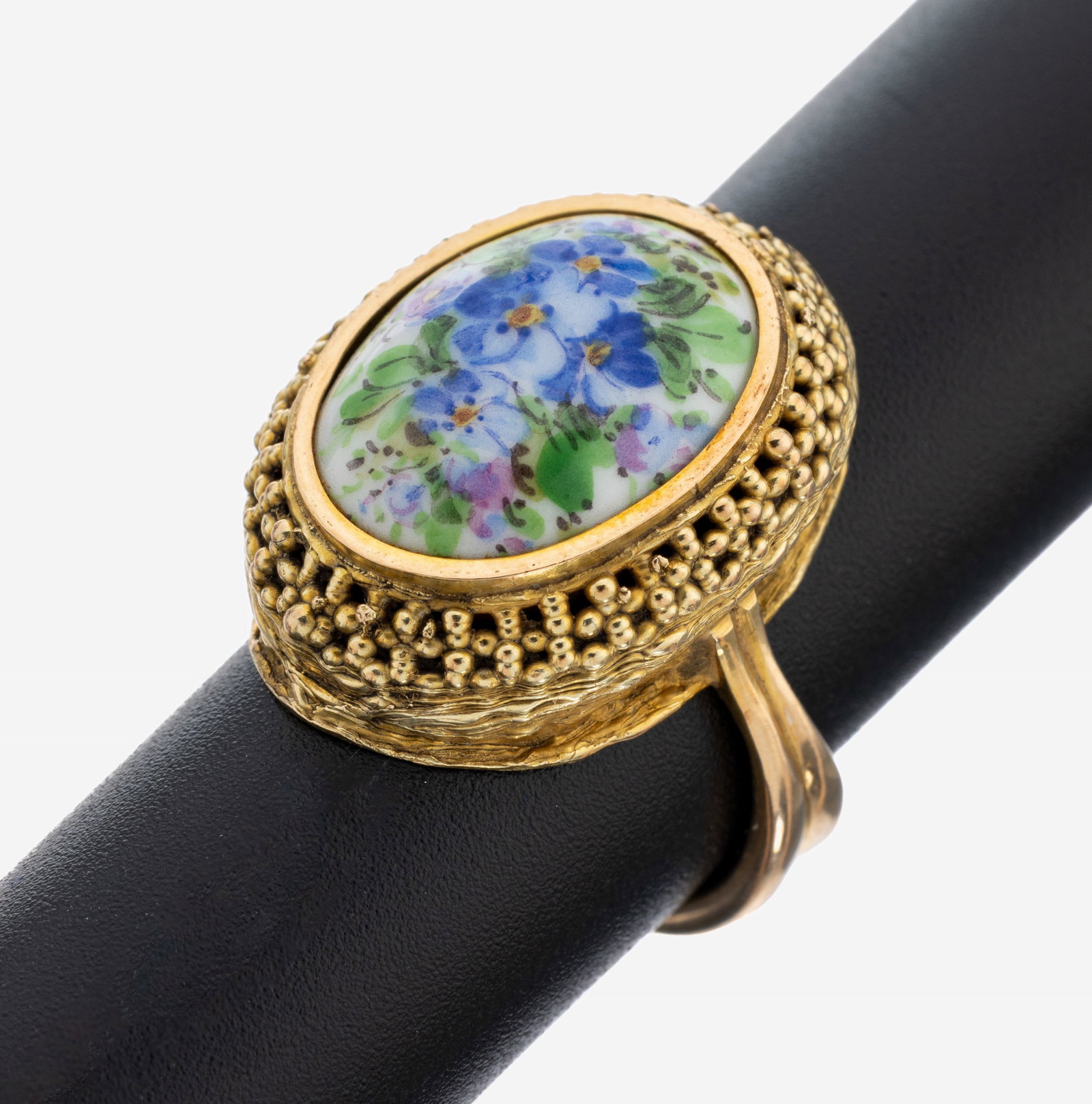14 kt gold ring with Meissen porcelain: 14 kt gold ring with Meissen porcelain , YG 585/000, porcelain inlay MEISSEN with violas decor, border with granulates, total approx. 9.2 g, ringsize 53