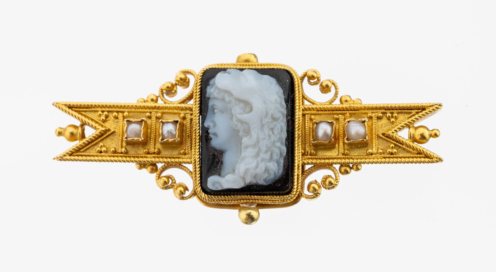 18 kt gold cameo-brooch, approx. 1890: 18 kt gold cameo-brooch, approx. 1890 , YG 750/000 tested, centered cameo, agate on onyx,presentation of a woman in profile, elongated ribbon shaped with tapering ends, small seed pearls, approx. 5.5 