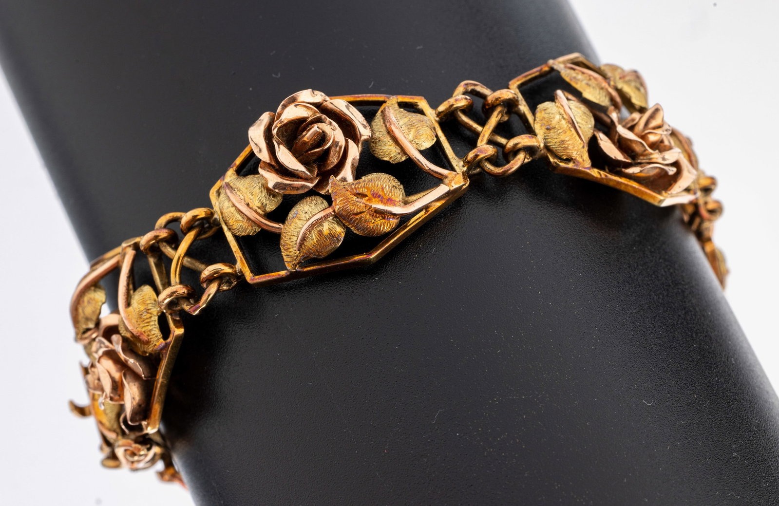 14 kt gold bracelet, Austria/Vienna, 1950s- 1960s: 14 kt gold bracelet, Austria/Vienna, 1950s- 1960s , YG/RG 585/000, hand-made, vivid worked roses, leaves fine struct., l. approx. 18 cm, case lock with safety eight, approx. 23.7 g