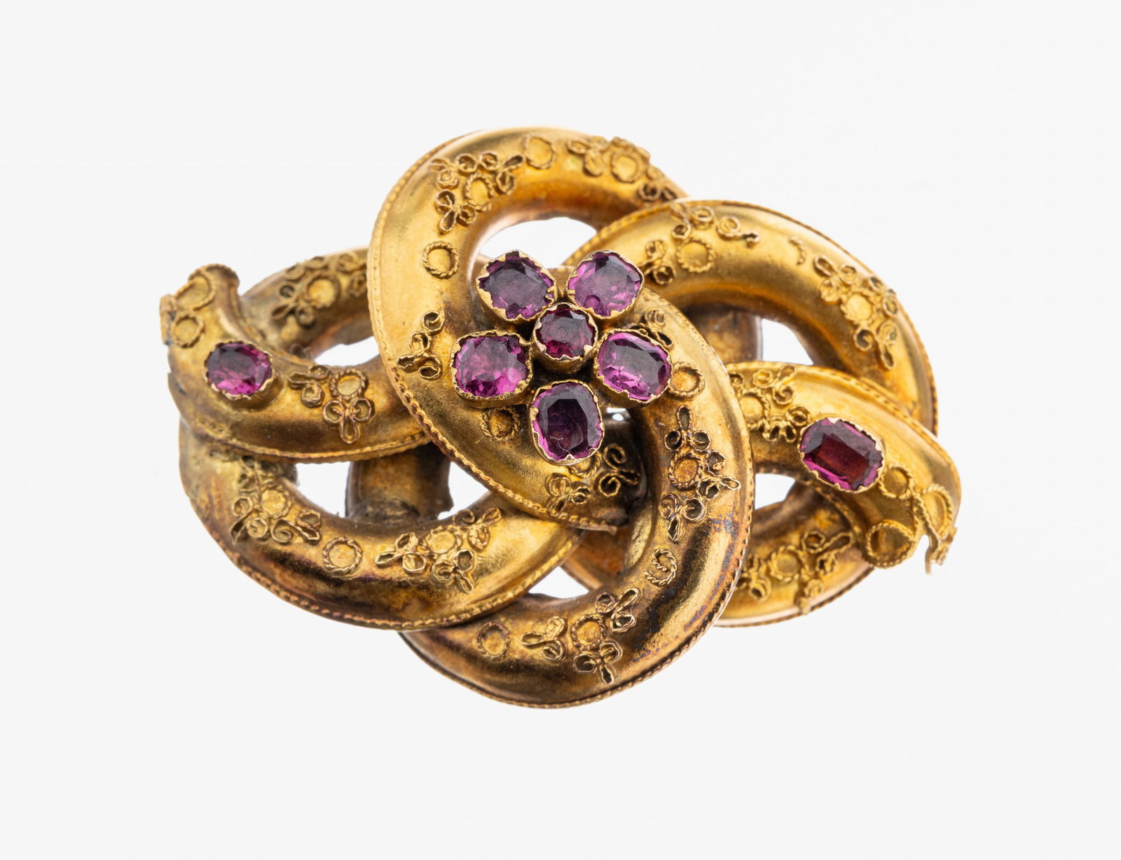 14 kt gold coloured stone-brooch, approx. 1880-90: 14 kt gold coloured stone-brooch, approx. 1880-90 , YG 585/000 tested, intertwined, applied gold wires, oval bevelled coloured gemstones, probably amethysts, approx. 4.2 x 3cm, approx. 7.2 g