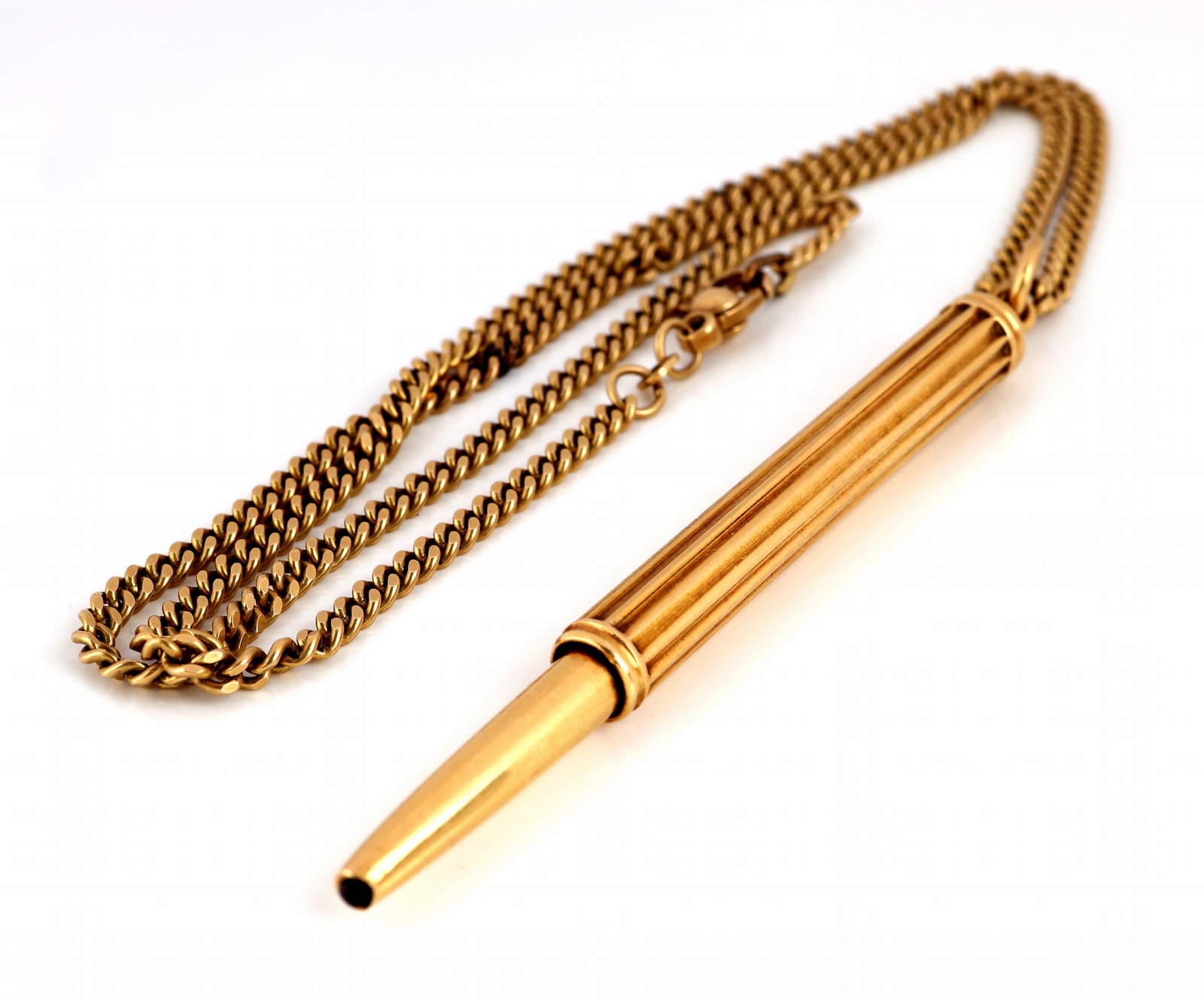 18 kt gold propelling pencil, France, approx. 1920: 18 kt gold propelling pencil, France, approx. 1920 , YG 750/000, eagle head mark, decor ofgrooves, l. approx. 7.8 cm incl. lug, with chain, YG 585/000, l. approx. 44.5 cm, lobsterclasp, approx. 21.8 g