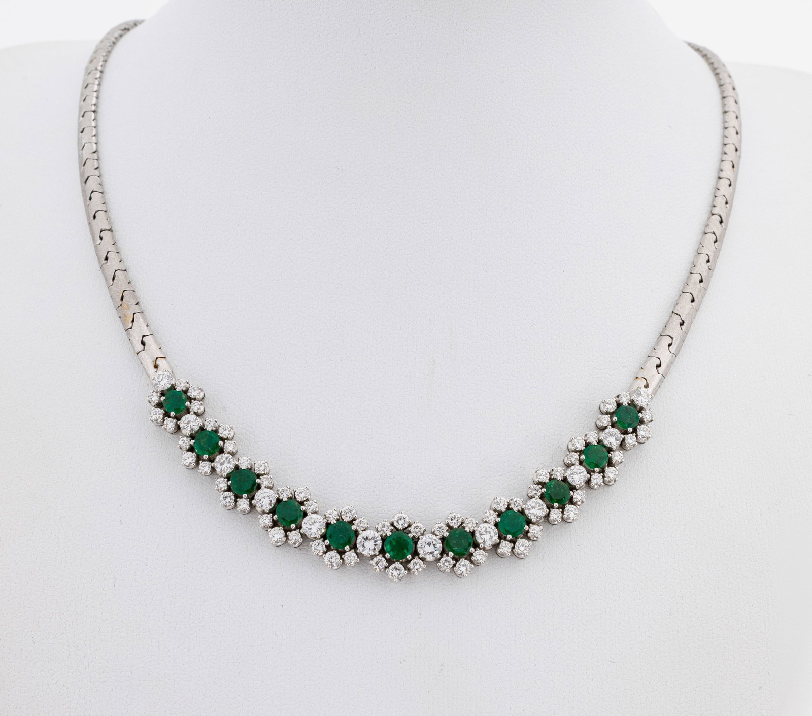 18 kt gold emerald-brilliant-necklace, 1970s (1 of 1)