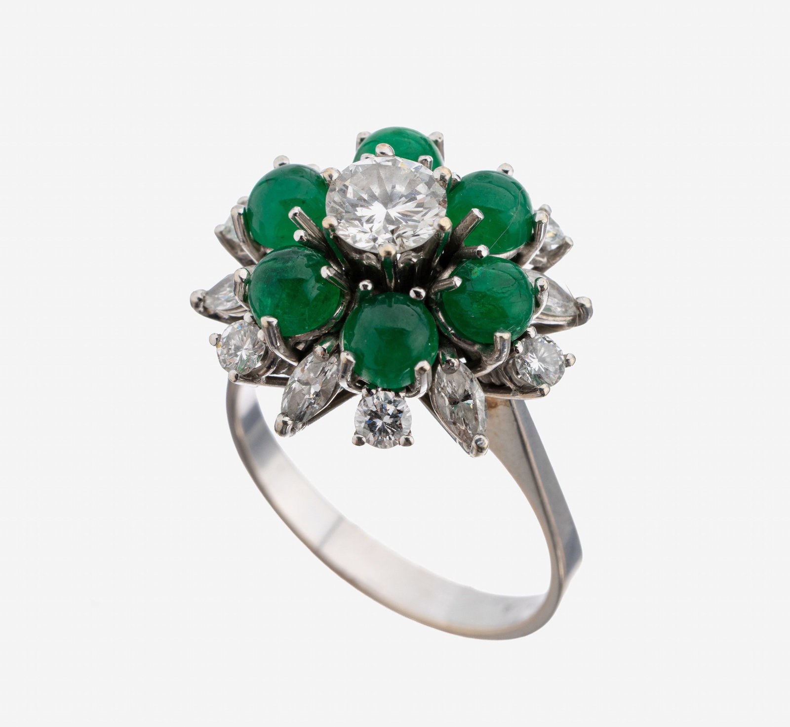 18 kt gold diamond-emerald-ring, 1970s: 18 kt gold diamond-emerald-ring, 1970s , WG 750/000, multilayered, centered brilliant approx. 0.65 ct Wesselton/si, 6 round emerald-cabochons total approx. 3.00 ct, 6 brilliants and 6 diamond-marquise
