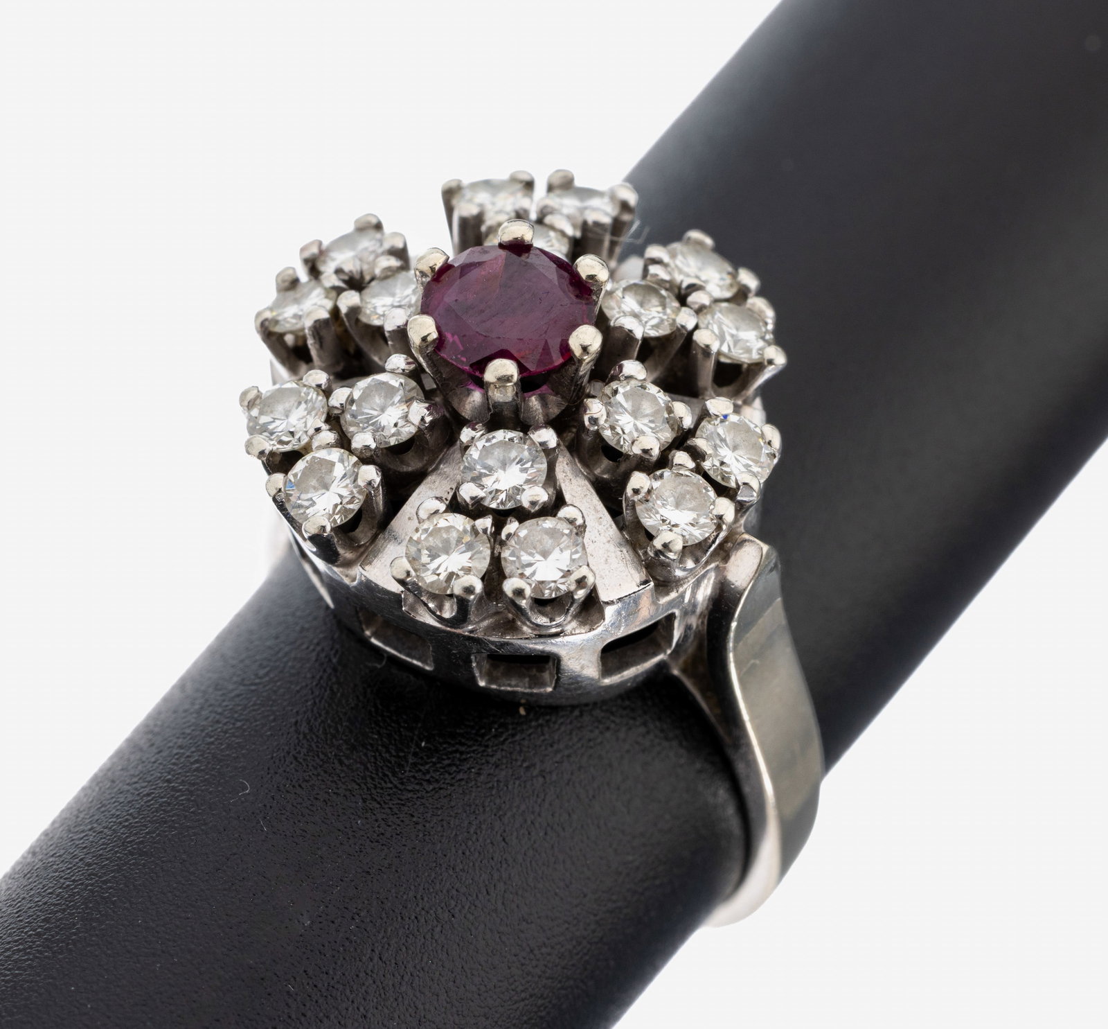 14 kt gold ruby-diamond-ring, 1970s: 14 kt gold ruby-diamond-ring, 1970s , WG 585/000, multilayered, centered round bevelledruby approx. 0.50 ct, 18 brilliants total approx. 0.90 ct Wesselton/si-p, ringsize 57, approx. 7.6 g, manufacture