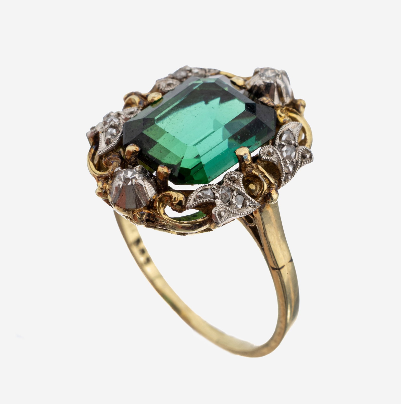 14 kt gold tourmaline-diamond-ring, 1950s-60s: 14 kt gold tourmaline-diamond-ring, 1950s-60s , YG/WG 585/000, centered tourmaline in trapcut approx. 3.40 ct, nice colour, 2 8/8- diamonds and 12 diamond roses total approx. 0.12 ct Wesselton-Top Cap