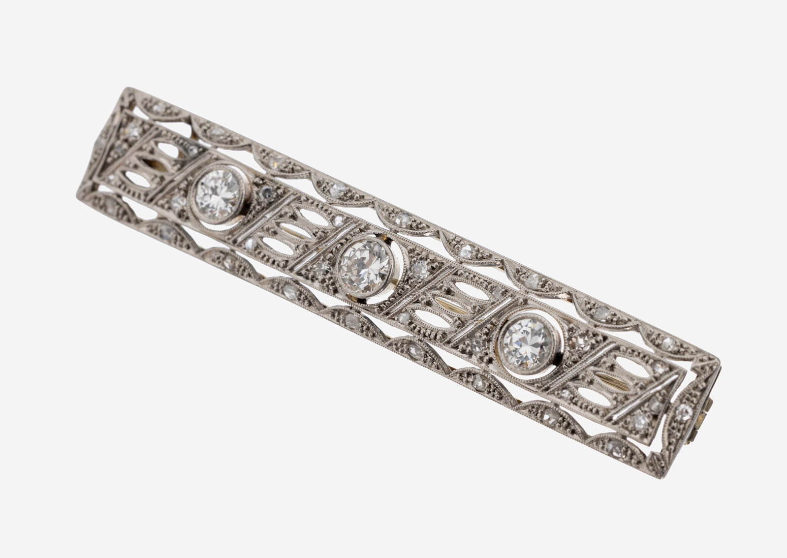 14 kt gold Art Deco diamond-brooch, approx. 1930: 14 kt gold Art Deco diamond-brooch, approx. 1930 , WG 585/000 tested, rectangular basic shape, fret work, 3 old cut diamonds total approx. 0.75 ct Wesselton/si, 38 8/8-diamonds and diamond roses total
