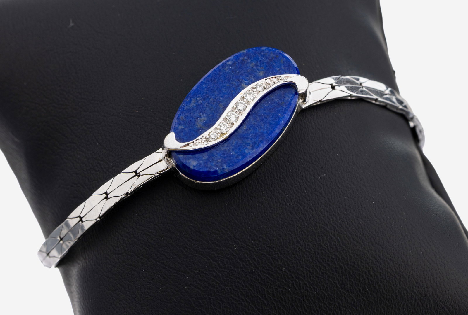 14 kt gold lapis lazuli-brilliant-bracelet, 1970s: 14 kt gold lapis lazuli-brilliant-bracelet, 1970s , WG 585/000, middle part oval lapis lazuli-plate, applied swung ornament with 6 brilliants total approx. 0.10 ct Wesselton/si,l. approx. 18 cm, case 