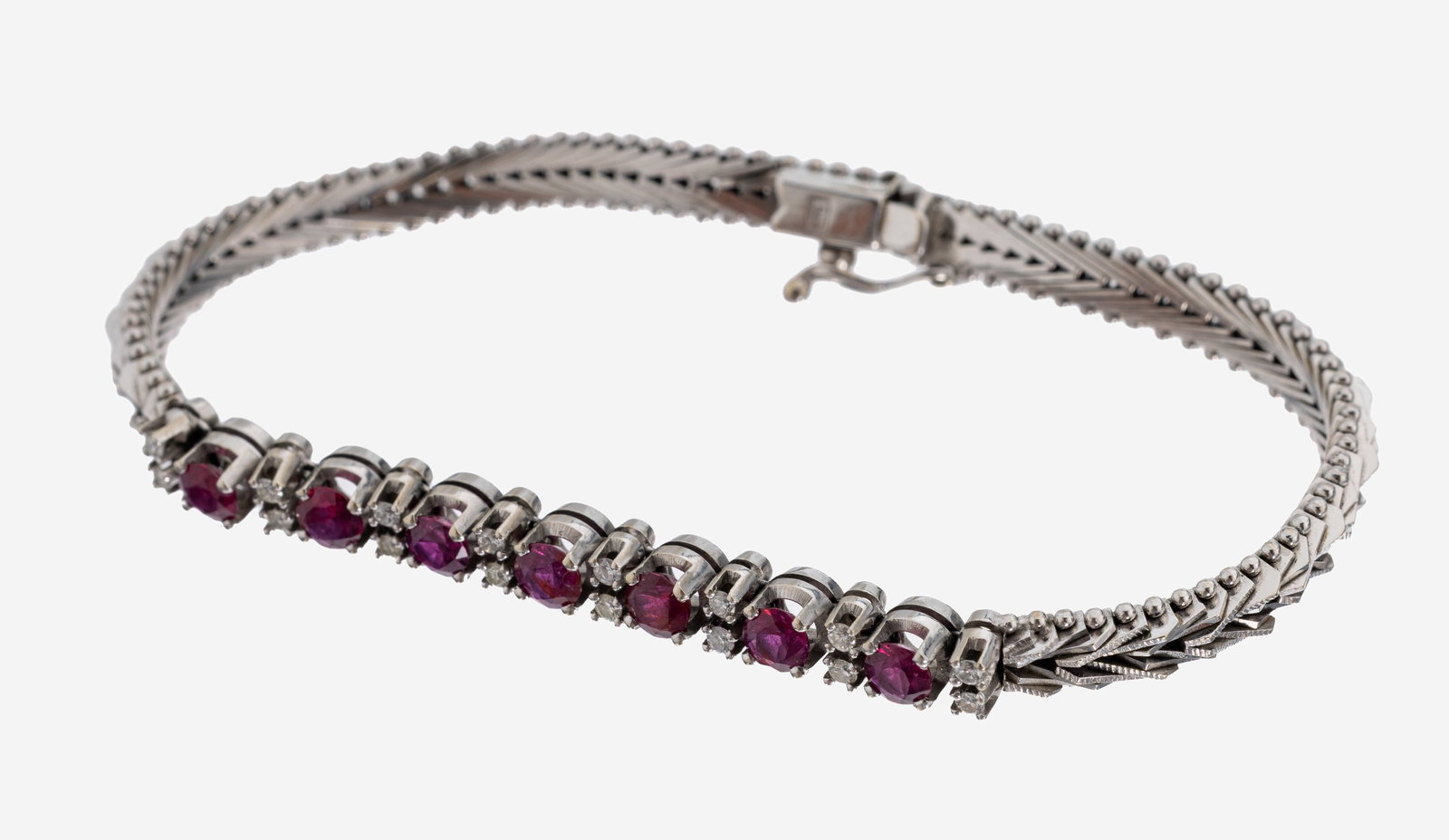 18 kt gold ruby-brilliant-bracelet, 1970s: 18 kt gold ruby-brilliant-bracelet, 1970s , WG 750/000, 7 round bevelled rubies total approx. 2.00 ct, 16 brilliants total approx. 0.34 Wesselton/si-p, l. approx. 18.5 cm, case lock with safety eight,