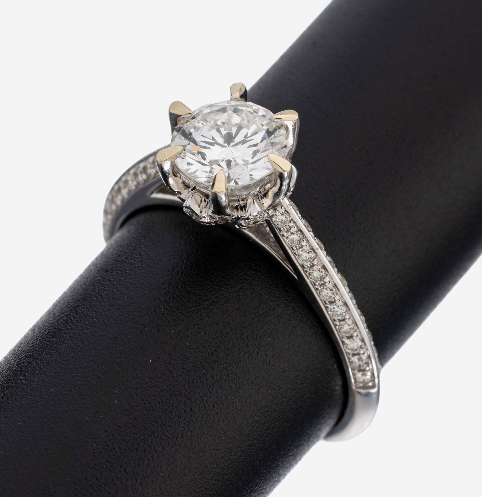 18 kt gold brilliant-ring: 18 kt gold brilliant-ring , WG 750/000, centered brilliant approx. 1.19 ct Top Wesselton(G)/if, brilliants total approx. 0.56ct (engraved) Top Wesselton-Wesselton/vs-si, ringsize 57, approx. 4.5 g, DP