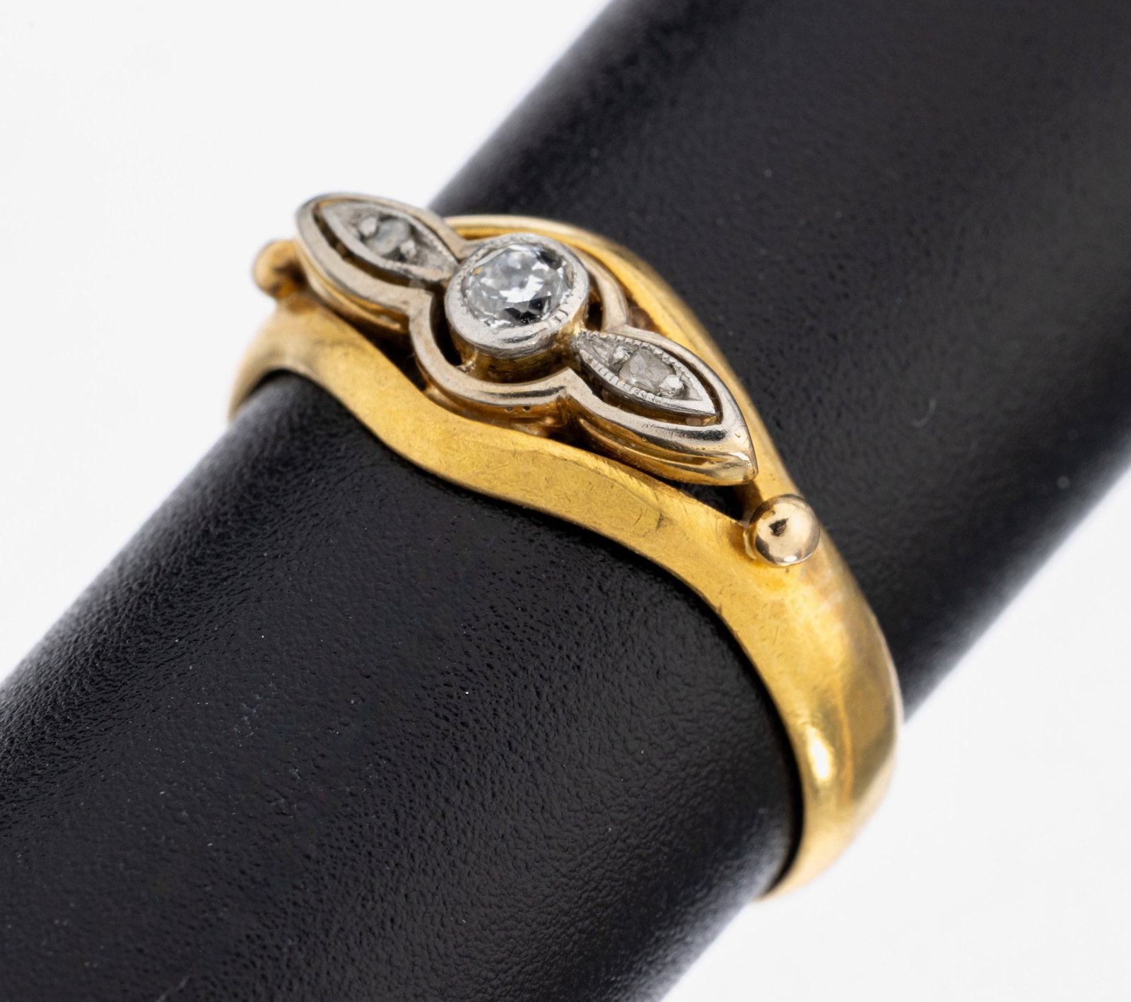 21.6 kt gold diamond-ring: 21.6 kt gold diamond-ring , 1930s, YG 900/000, old cut diamond and 2 diamond roses total approx. 0.06 ct Wesselton/p, probably inWG setting, splint inside with pers. engraving, slightly rubbed, ringsi