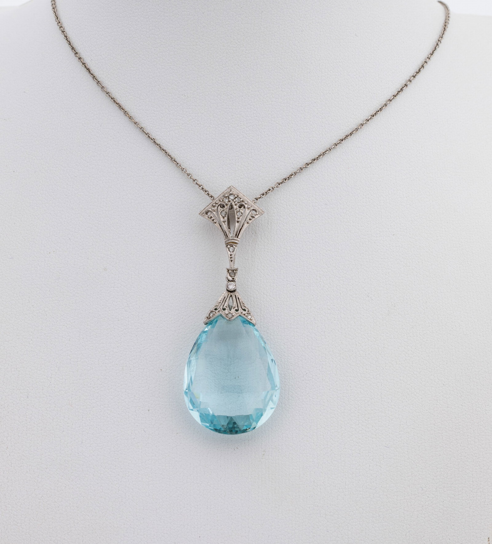 Platinum Art Deco aquamarine-diamond-pendant, approx. 1925-30: Platinum Art Deco aquamarine-diamond-pendant, approx. 1925-30 , Pt tested, movable suspension with aquamarine pear approx. 32.00 ct, 1 old cut diamond and 10 diamond roses total approx. 0.12 ct Wessel