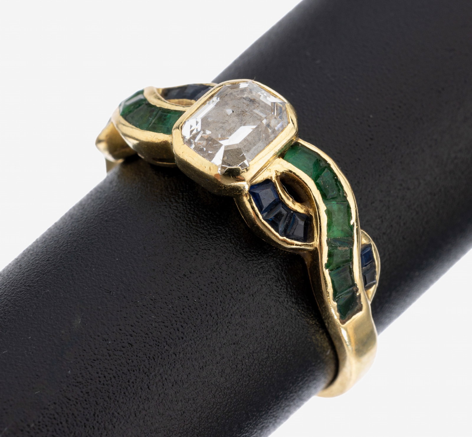 18 kt gold diamond-emerald-sapphire-ring: 18 kt gold diamond-emerald-sapphire-ring , YG 750/000, centered diamond baguette approx. 0.60 ct Top Wesselton/vs, bevelled emerald squares total approx. 0.12 ct, bevelled sapphire squares total appro