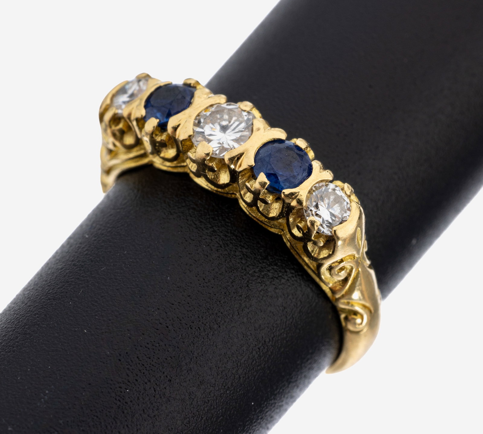 18 kt gold brilliant-sapphire-ring: 18 kt gold brilliant-sapphire-ring , YG 750/000, after older antetype, 3 brilliants total approx. 0.50 ct Top Wesselton- Wesselton/vs-si, 2 round bevelled sapphires total approx. 0.25 ct, ringsize 53,