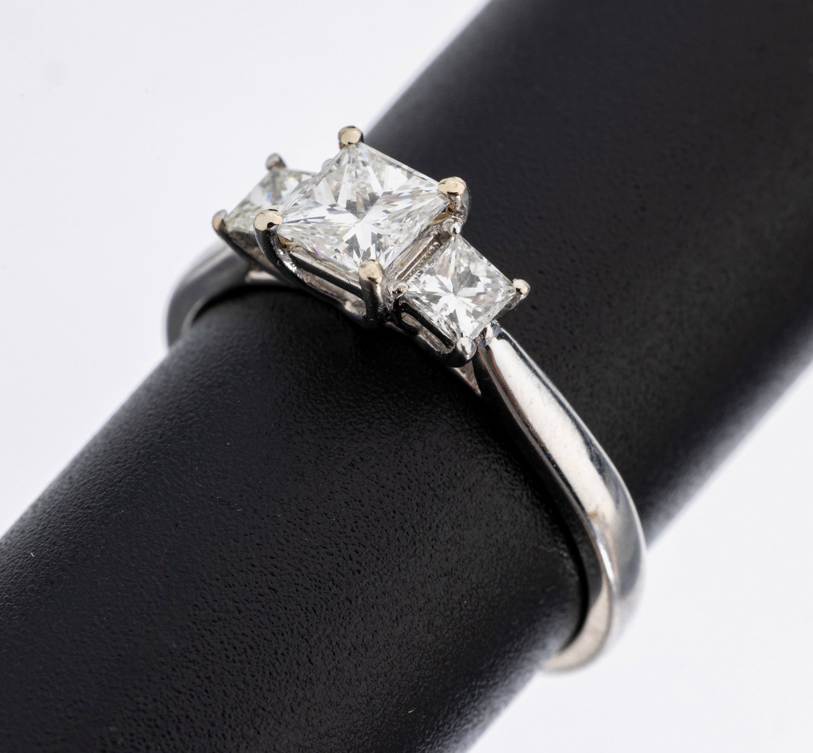 18 kt gold diamond-ring: 18 kt gold diamond-ring , WG 750/000, centered Princess Cut diamond approx. 0.54 ct Wesselton/p, 2 Princess Cut diamonds total approx. 0.32 ct (engraved) Wesselton- Crystal/si, ringsize 54, approx. 2.
