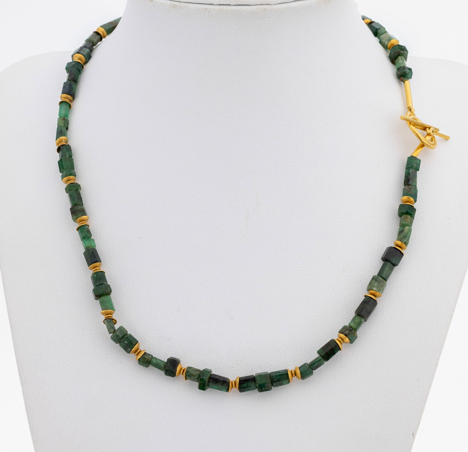21.6 kt gold emerald-necklace (1 of 1)