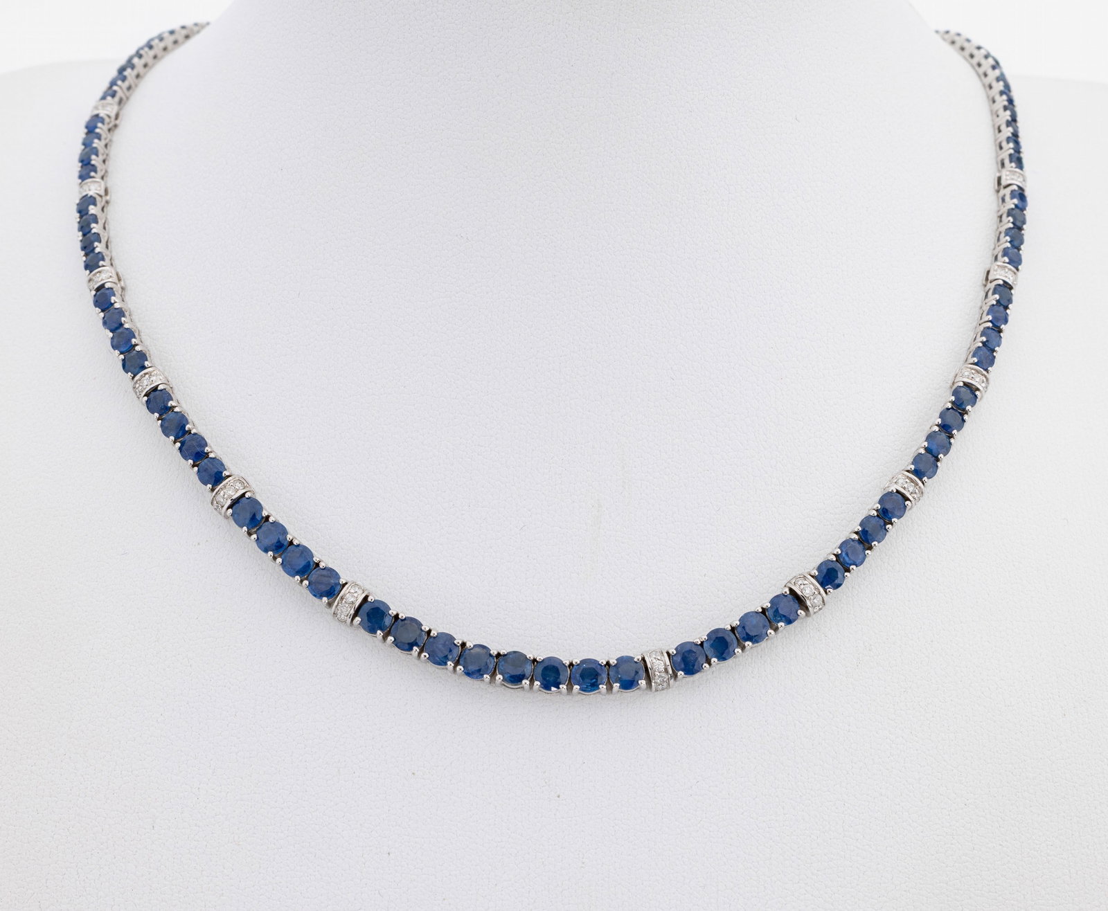 14 kt gold sapphire-brilliant-necklace: 14 kt gold sapphire-brilliant-necklace , WG 585/000, tapering, round bevelled sapphires total approx. 16.50 ct, 36 brilliants total approx. 0.60 ct Wesselton-Crystal/si-p, l. approx. 42 cm, case lock 