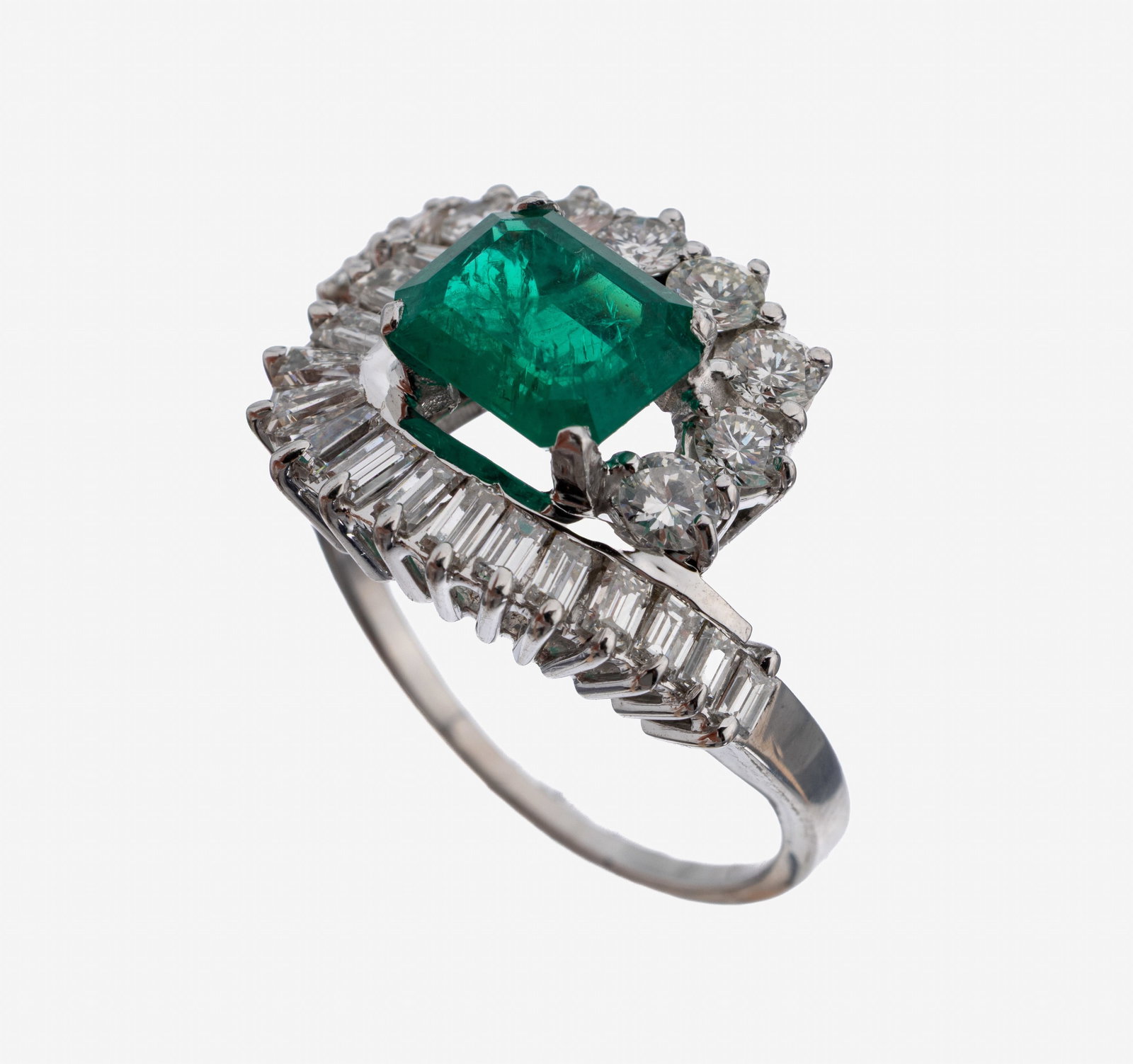 18 kt gold coloured stone-diamond-ring: 18 kt gold coloured stone-diamond-ring , WG 750/000, centered embossed set emerald- synthesis in emerald cut, 9 brilliants total approx. 1.30 ct Top Wesselton/vs, 15 diamond baguettes and trapezia tot