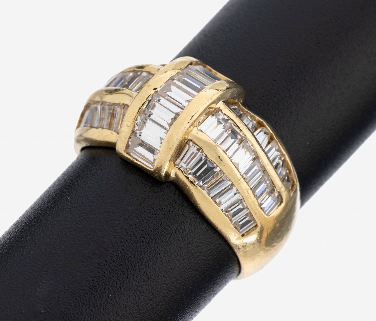 14 kt gold diamond-ring: 14 kt gold diamond-ring , YG 585/000, 43 diamond baguettes total approx. 3.0 ct Top Wesselton-Wesselton/vs-si, ringsize 54, approx. 6.3 g