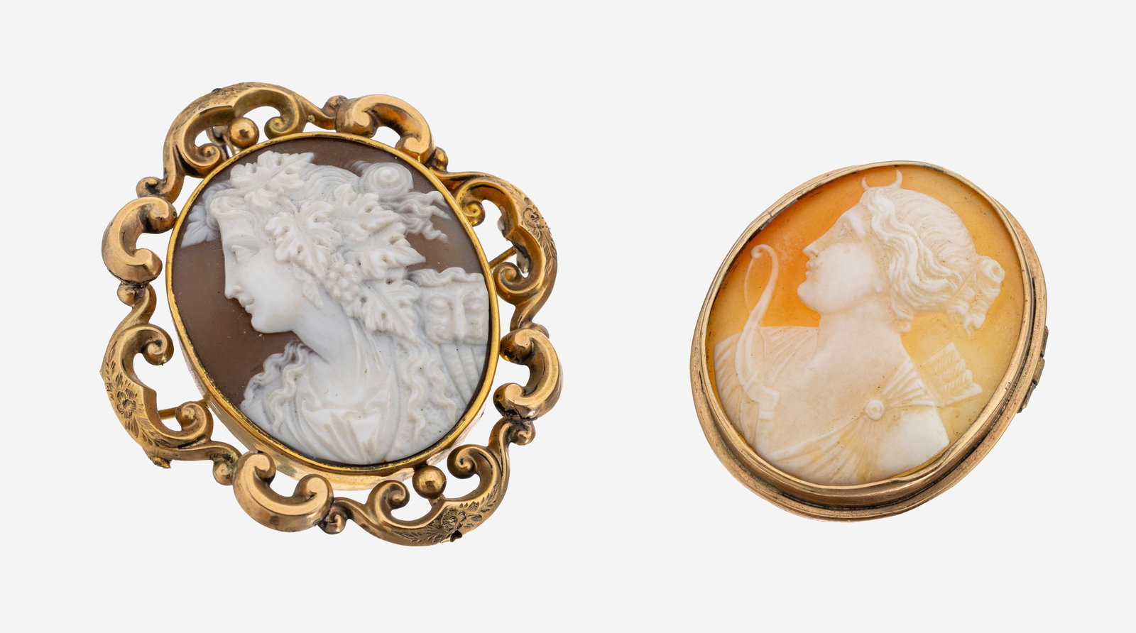 Lot 2 cameo-brooches, approx. 1900: Lot 2 cameo-brooches, approx. 1900 , YG 333/000 tested, 1 x oval shell cameo, presentation of a Bacchante, setting made of covings, backside locket compartment, needlingsec., approx. 5.2 x 4.7 cm, and